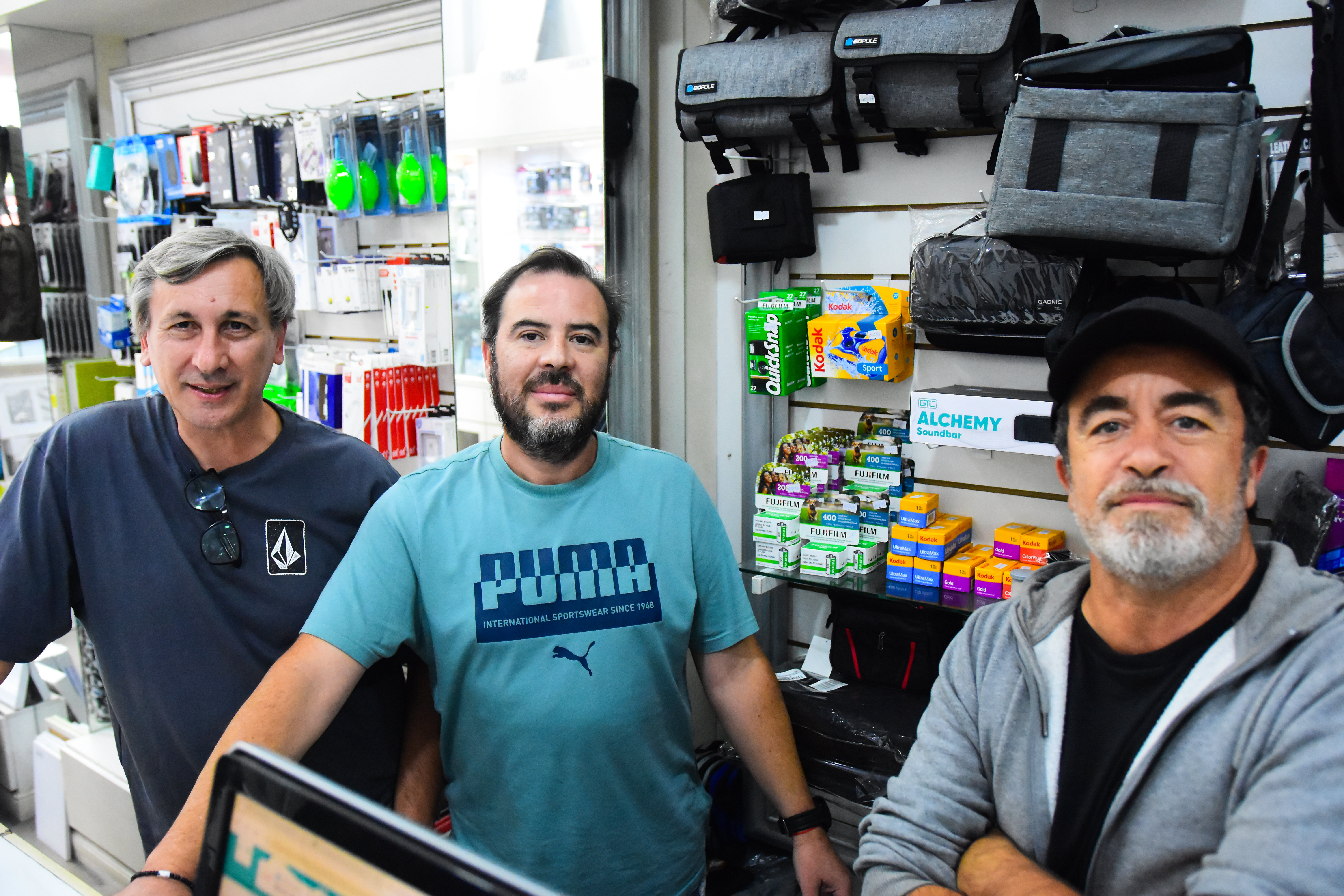 A la derecha Ariel, a su lado - y -