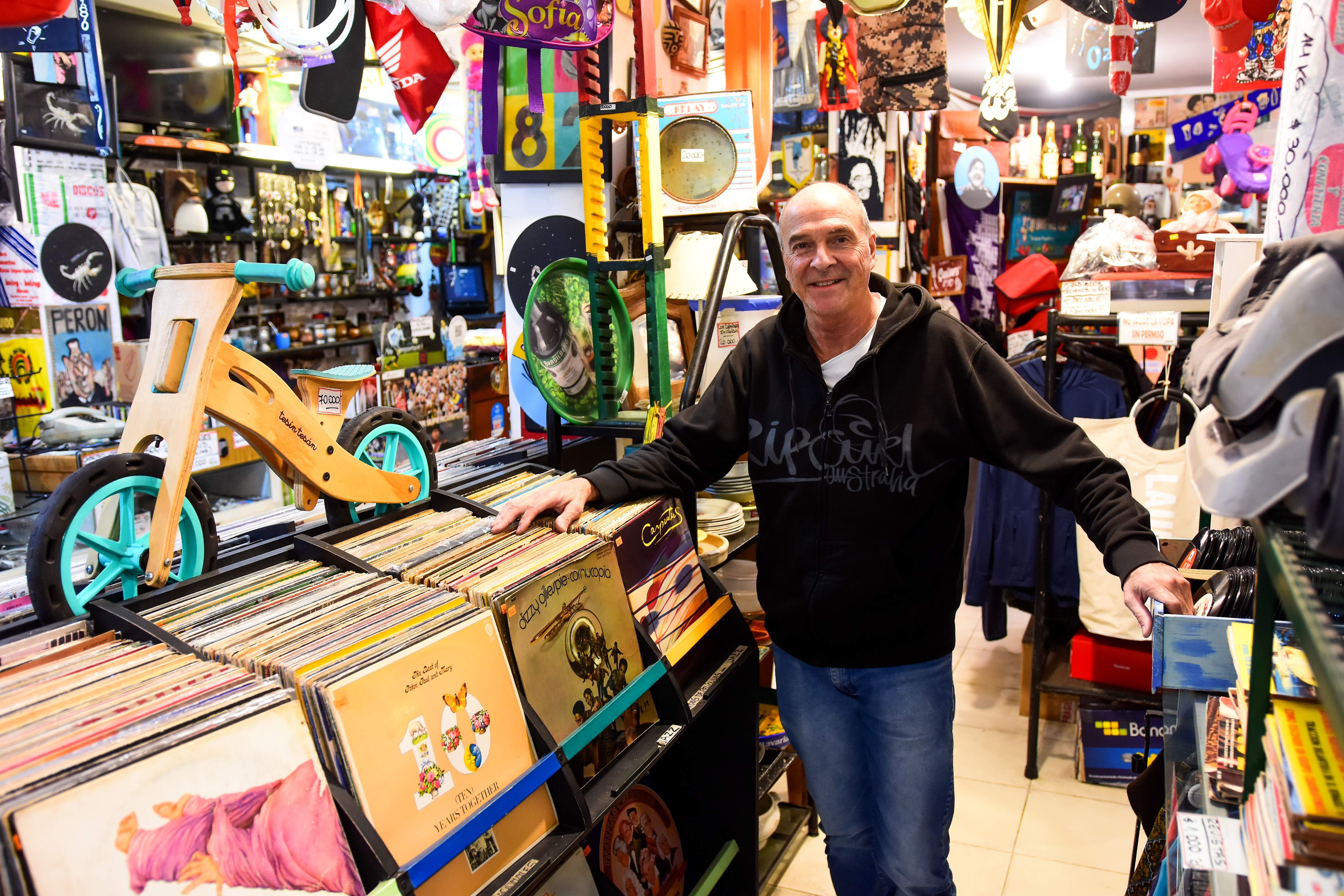 Eduardo, dueño del local Compacto Disquería Retro.