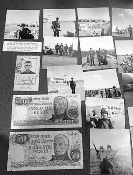 Detalle de lote subastado, con billetes argentinos, fotos de soldados argentinos tomadas en Malvinas y la cédula.