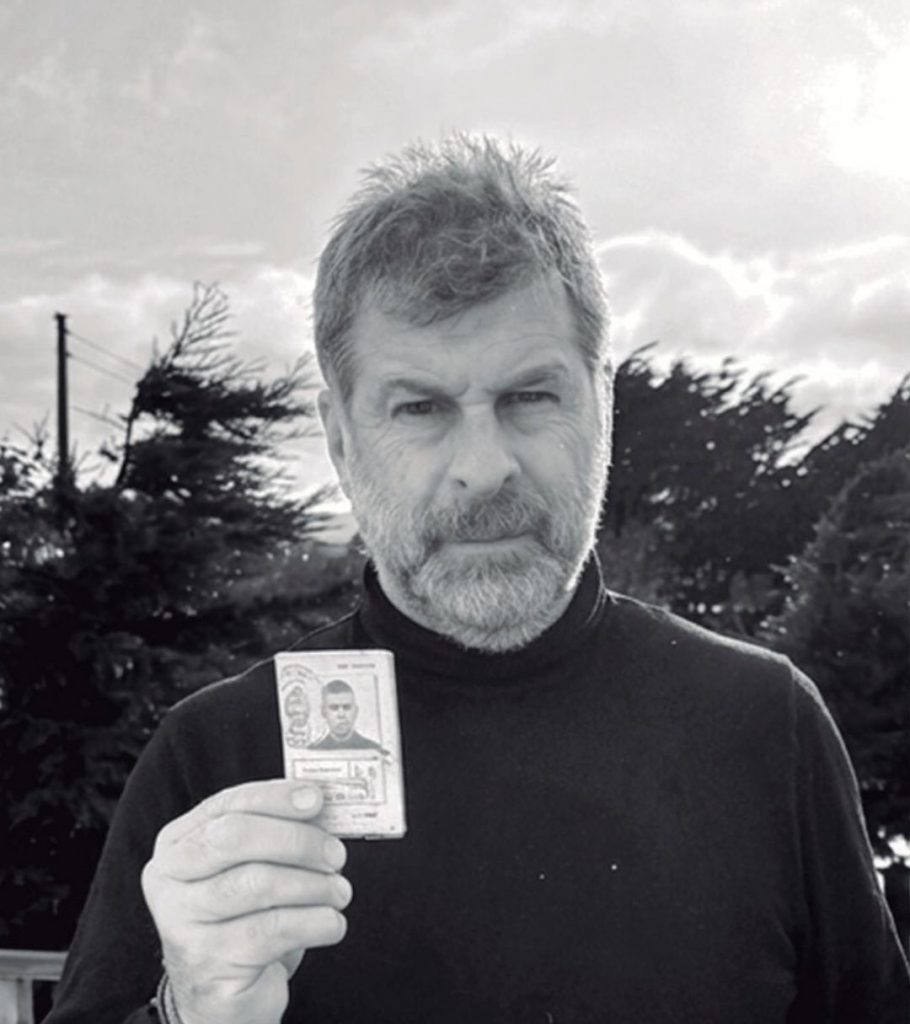 Edgardo Esteban, hoy, con la cédula militar perdida en 1982 y hallada de manera fortuita, disparador de su nueva narración.