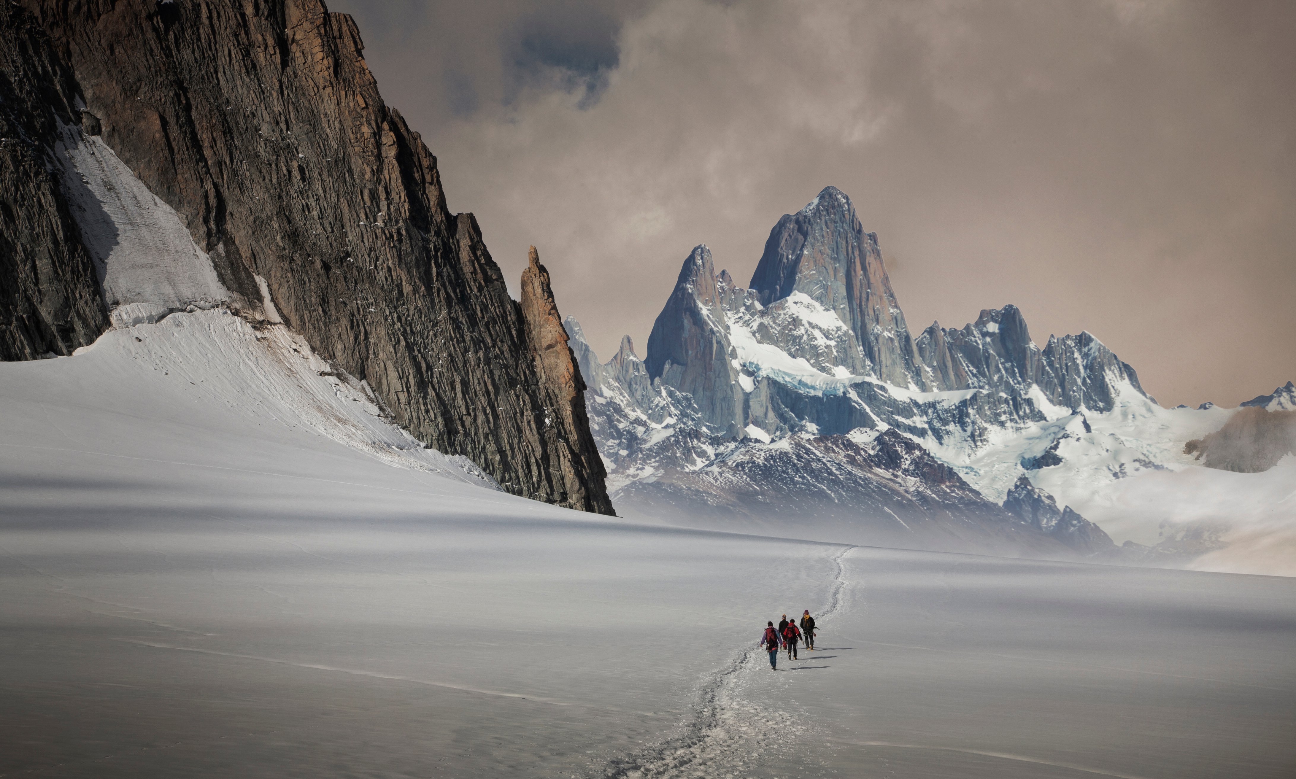 Turismo deportivo en contexto: El Chaltén es la capital Nacional del Trekking. Aunque el turismo deportivo ya impulsa 1 de cada 10 viajes globales, solo el 8% de las imágenes de viaje muestran deportes o eventos deportivos. Foto: Buena Vista Images / Getty Images.