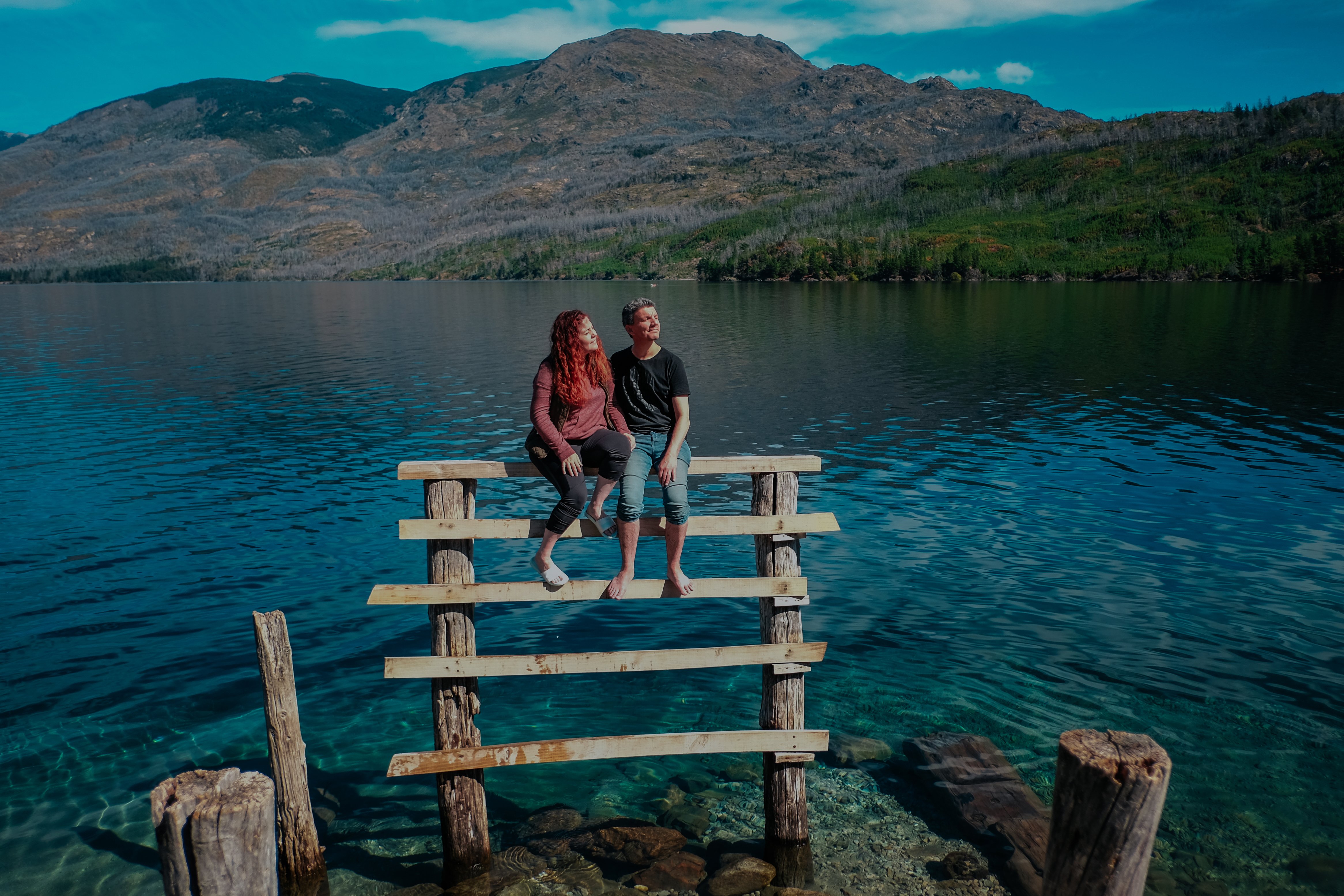 Viajes sin pantallas: El Lago Epuyen en la Patagonia Argentina, invita a desconectar, deja que la experiencia tome el control. 6 de cada 10 personas buscan desintoxicación digital cuando viajan. Foto: RoxiRosita / Getty Images.