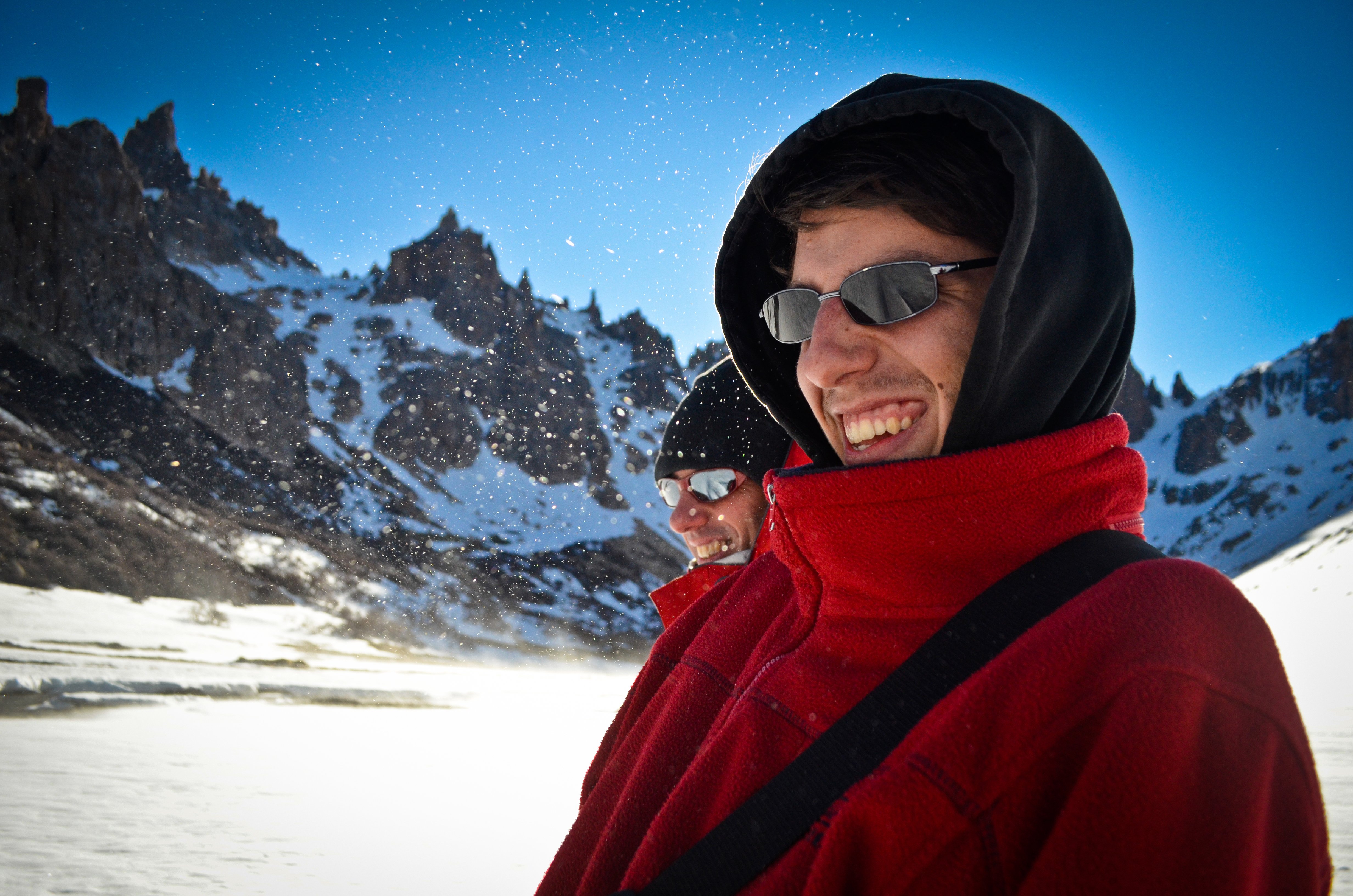 Momentos imperfectos: Bariloche y la Patagonia son lugares donde la nieve puede hacer de un momento algo inolvidable. Escenas con movimiento, clima inesperado o gestos espontáneos generan más afinidad porque reflejan experiencias reales. Foto: Marcos Radicella / Getty Images.