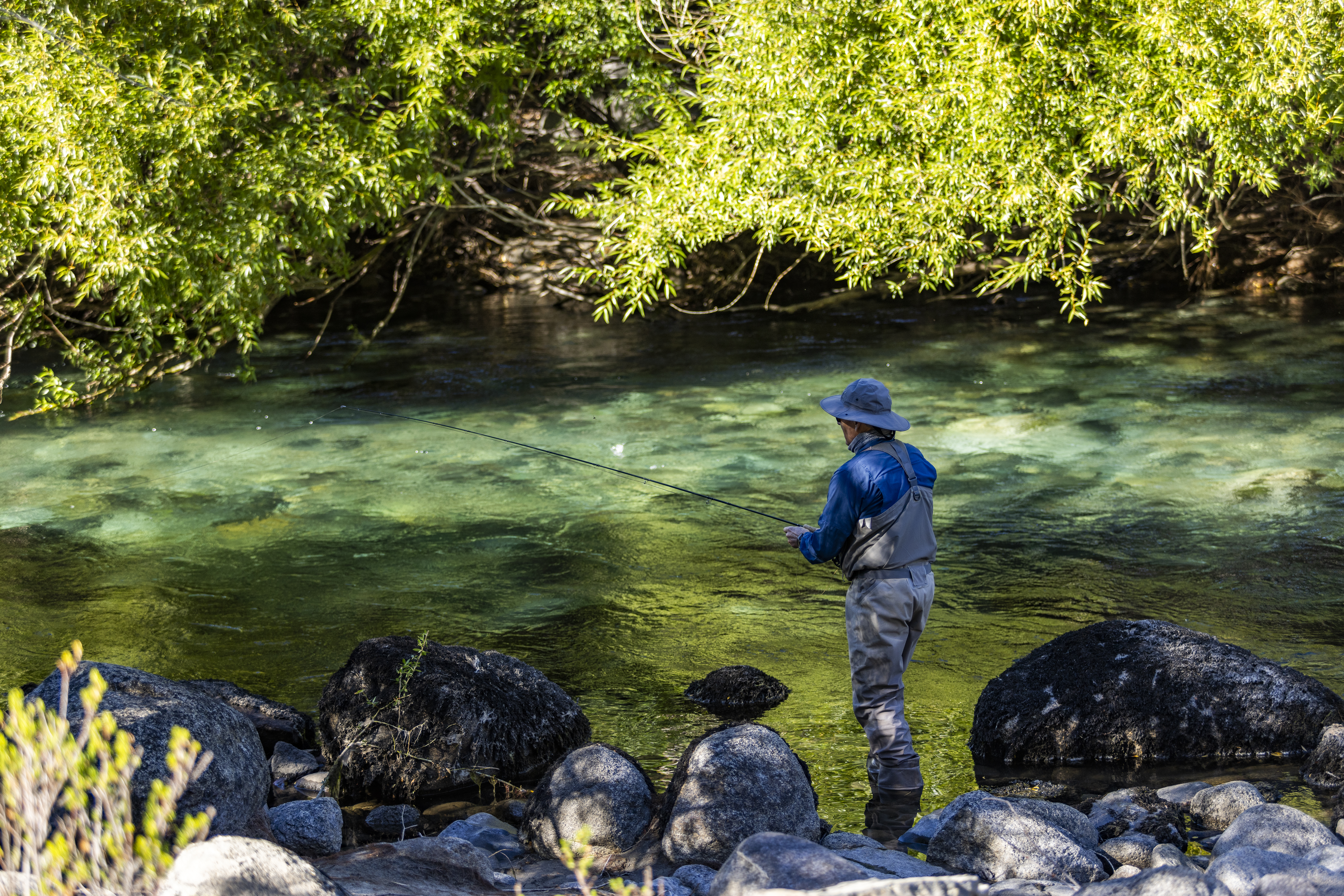 Atmósferas con identidad: Neuquén, con su turismo de pesca ofrece luz cálida y texturas que evocan una "vibra" emocional que impulsa inspiración. Foto: Tetra Images/Steve Smith / Getty Images.