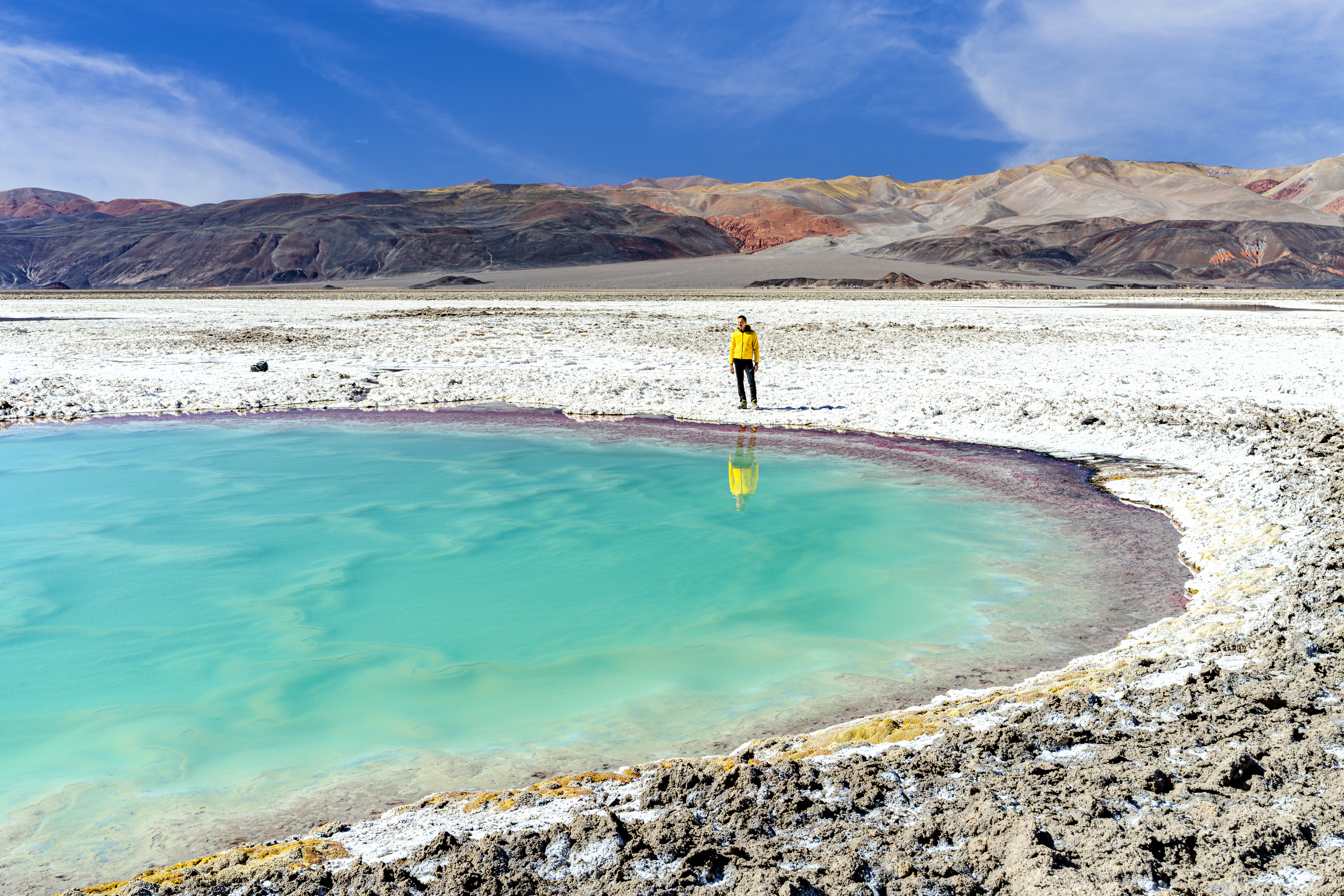 Lugares "fuera de temporada": el Salar de Antofalla, es un tesoro escondido con lugares casi inexplorados en su recorrido. Los viajeros están evitando el turismo masivo, mientras su interés por paisajes con luz suave, paletas frías y momentos íntimos crece. Foto: Roberto Moiola / Getty Images.