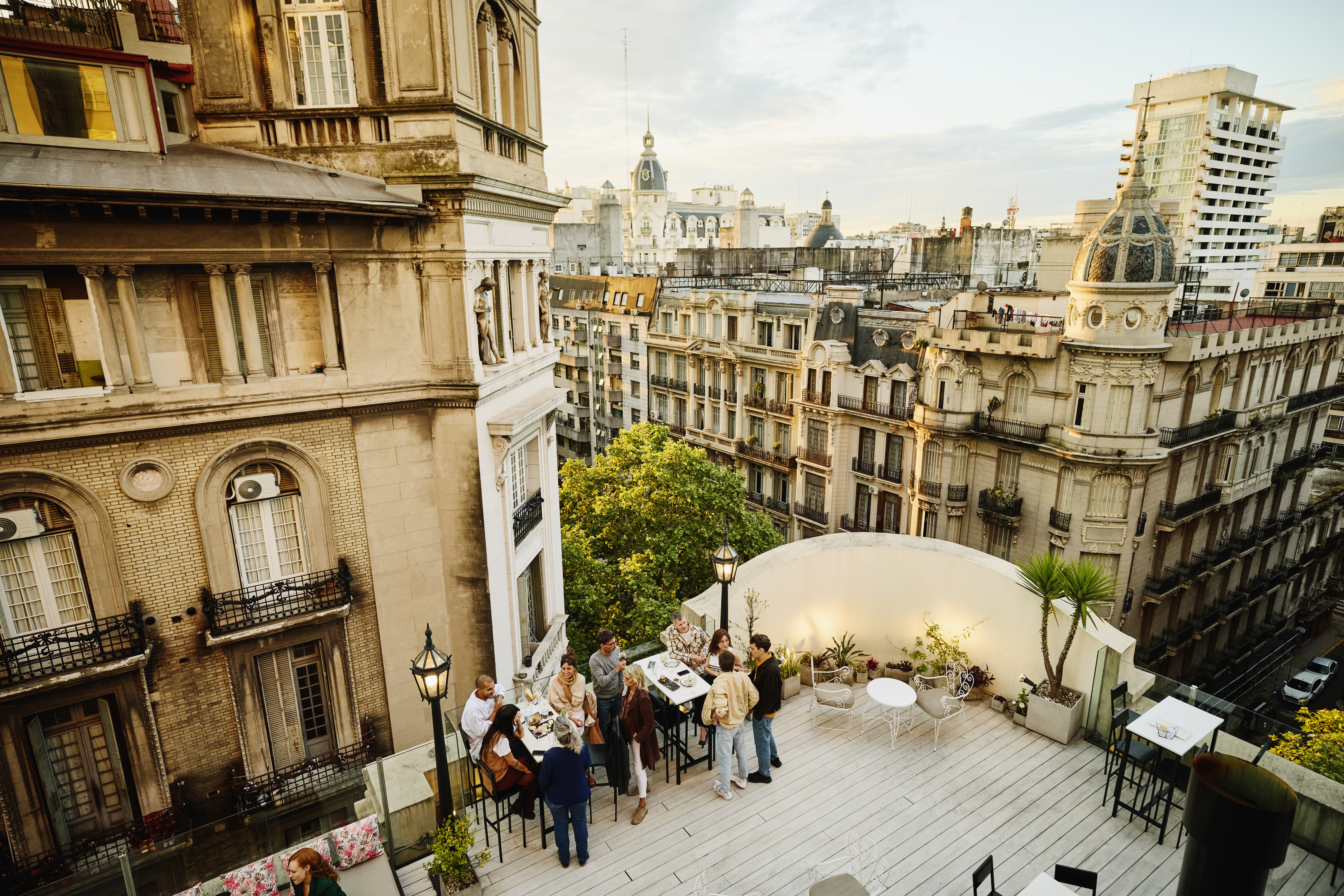 Interacciones humanas reales: Buenos Aires es ícono mundial, pero su belleza no sólo se define por cómo se ve, sino por cómo se vive. 77% por de los viajeros prioriza las conexiones humanas por sobre las virtuales, ¡muéstralas! Foto: Thomas Barwick / Getty Images.