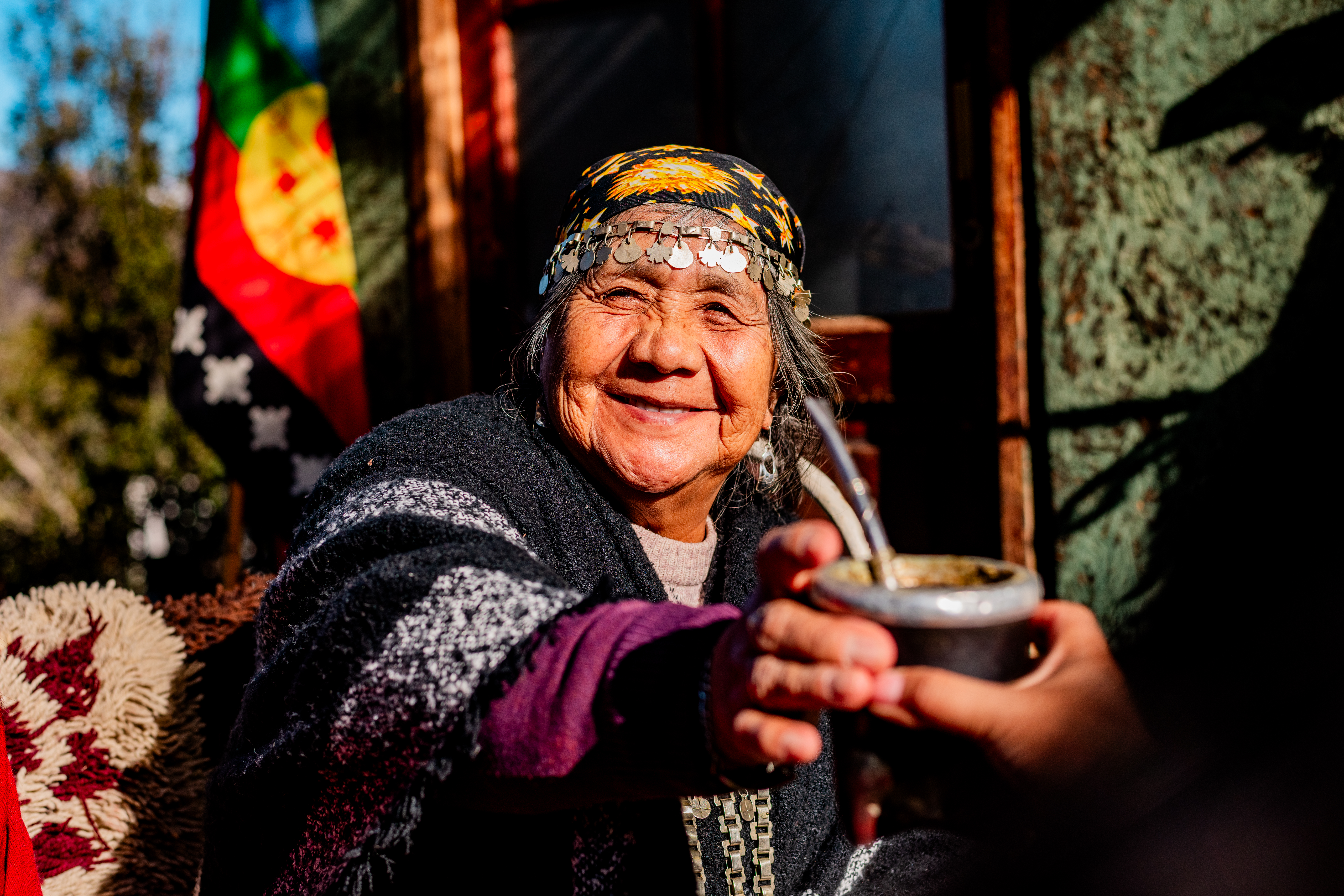 Viajes conscientes: La región de San Martín de los Andes refleja el tipo de vínculo local que los viajeros buscan. Esta imagen de una mujer mapuche conecta con el aprendizaje, colaboración, respeto cultural que resuenan mucho más que una estética "eco" superficial. Foto: Frazao Studio Latino / Getty Images. 