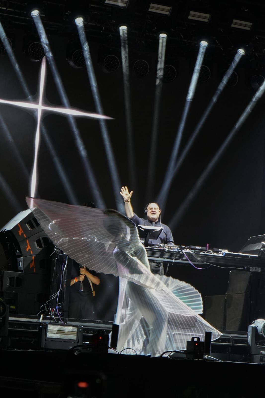 Guilherme Peixoto montó un espectáculo de música electrónica al estilo 'rave' en honor a Francisco. Foto: GCBA | NA. 