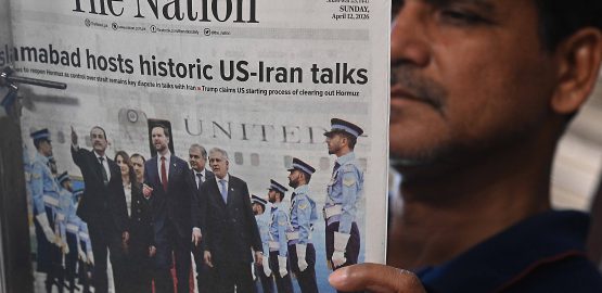 Un hombre lee el periódico tras las conversaciones de paz entre Estados Unidos e Irán, en Karachi, Pakistán. Foto: EFE | EPA | Shahzaib Akber.