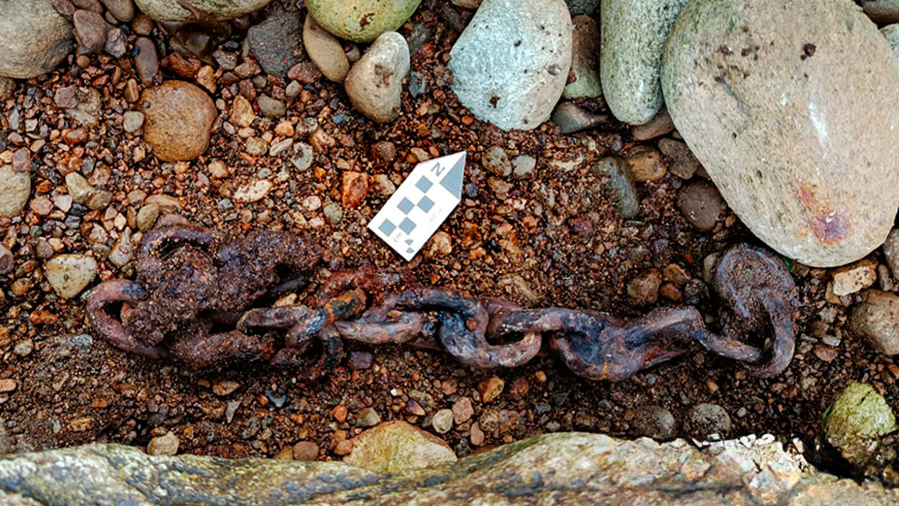Restos de cadenas atribuibles a un naufragio en San Juan Salvamento. Foto: CONICET.