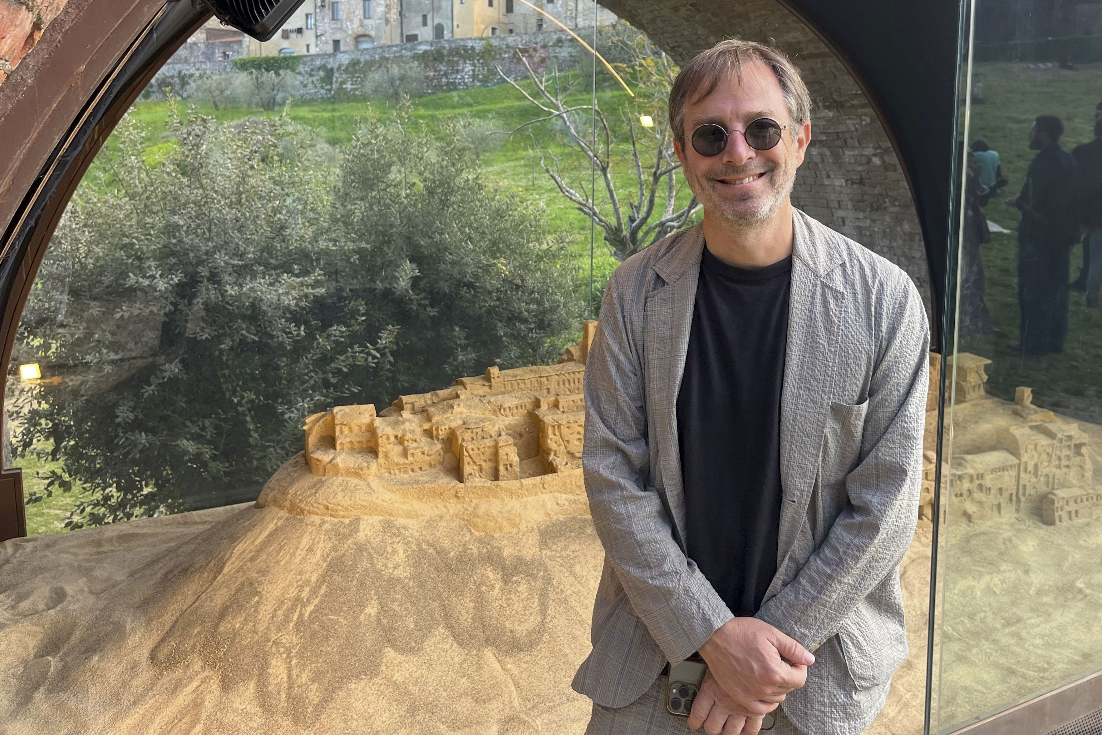 Leandro Erlich y la belleza de lo efímero: un retrato del mundo en arena en la Toscana