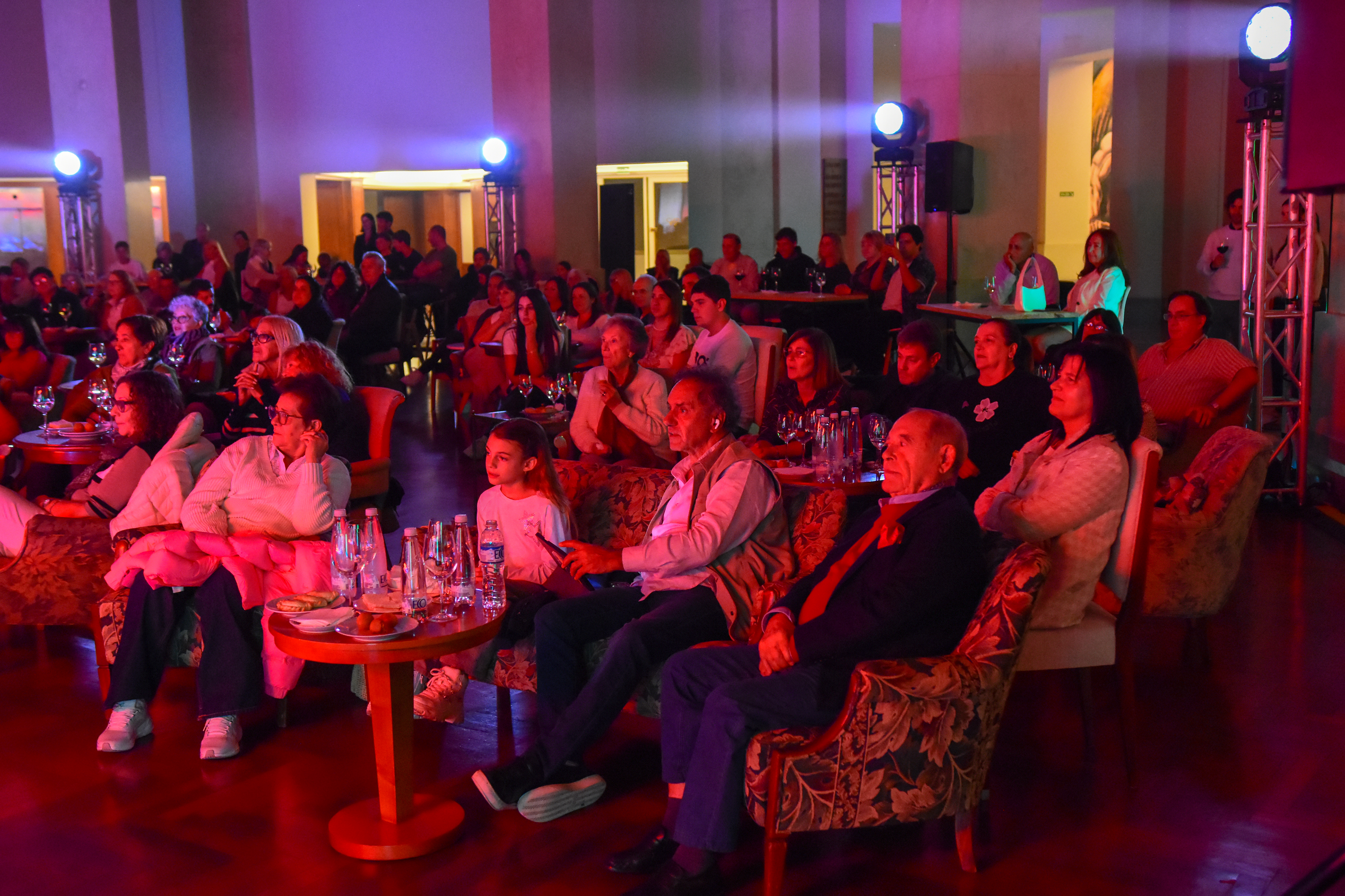 El secretario de Turismo y Ambiente, Daniel Scioli, y el empresario Florencio Aldrey presenciaron los cuadros de baile.