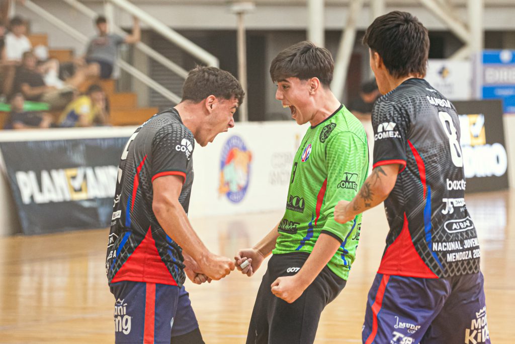 Foto: Lautaro Alcaraz/CAH. El festejo de Simón Viera con sus compañeras. 