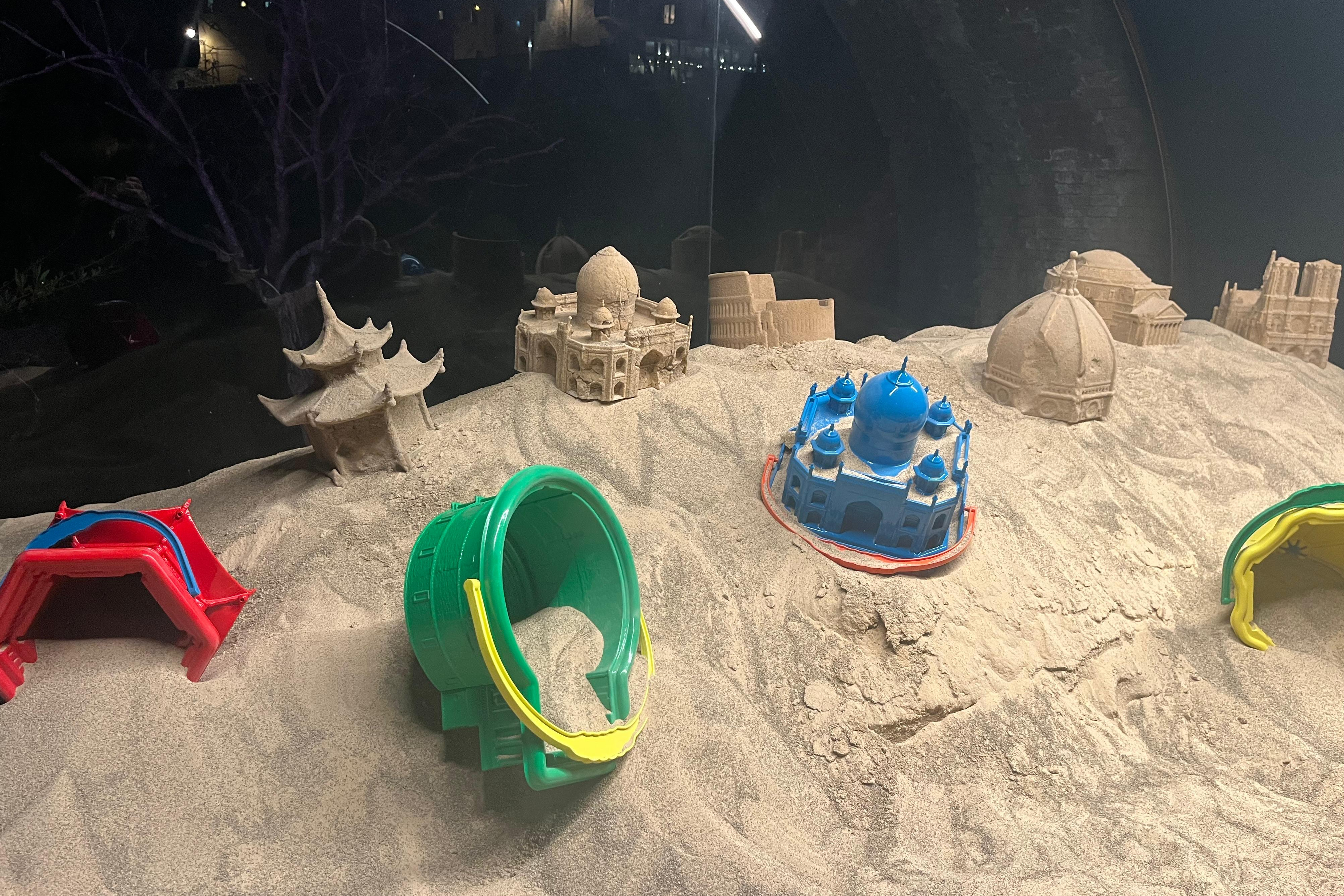 Leandro Erlich y la belleza de lo efímero: un retrato del mundo en arena en la Toscana