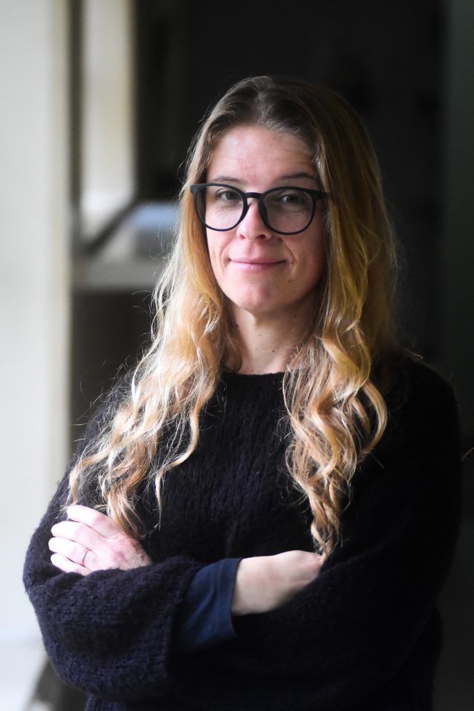 “Todo lo que piensa –la protagonista– está filtrado por infinidad de ruidos que vienen de los aparatos que la rodean, pero también de su propia situación de salud física y, por qué no, mental”, compartió Triana Kossmann sobre el punto de partida de su primera novela.