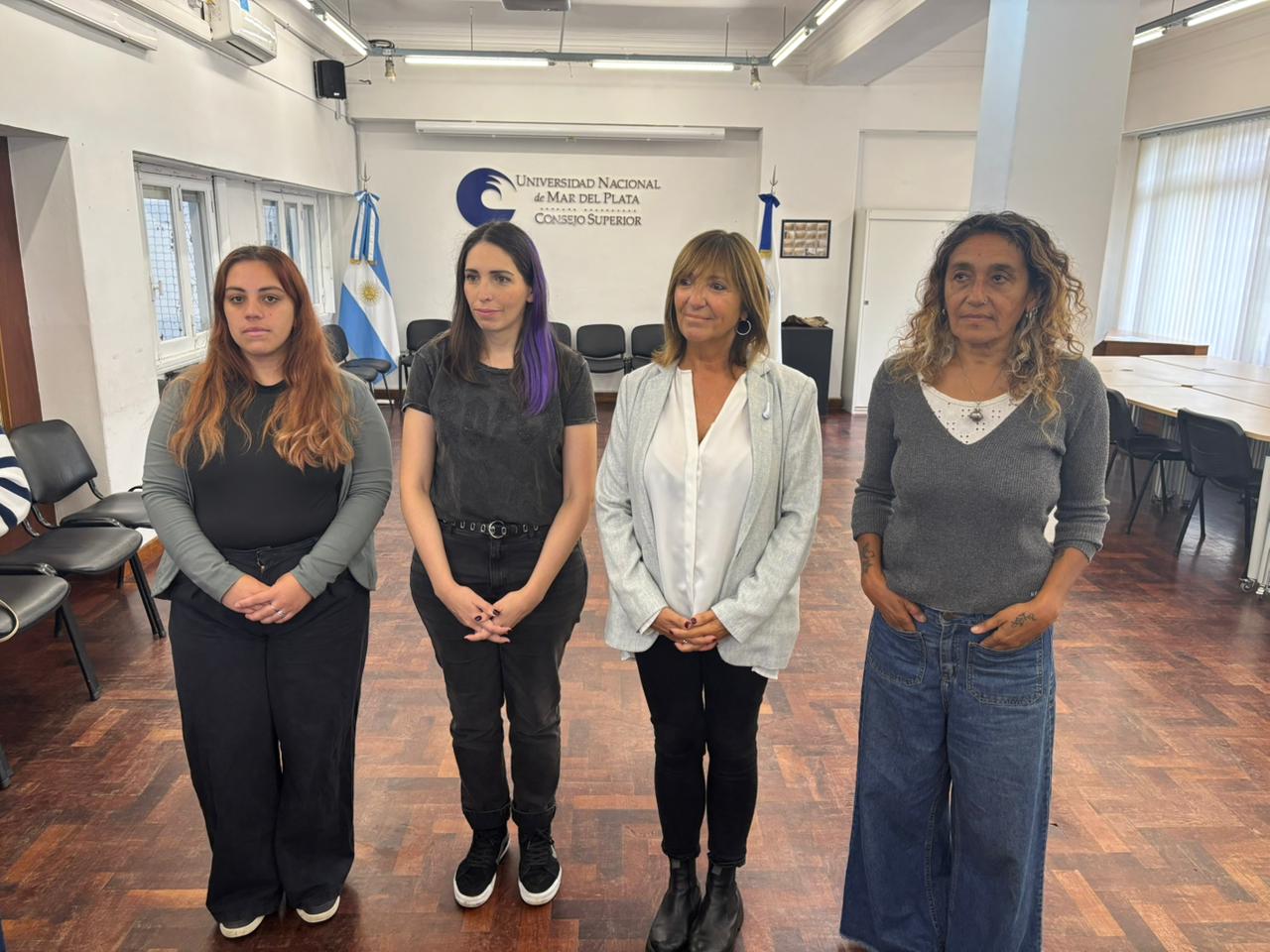 Marchetti (FUM), Araujo (ADUM), la rectora Biasone y Shadwill (APU). 