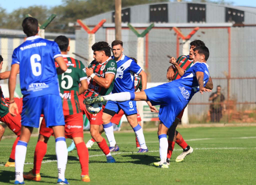 Tomás Fernández conecta de zurda para adelantar a Alvarado en el marcador (Foto Diego Berrutti)
