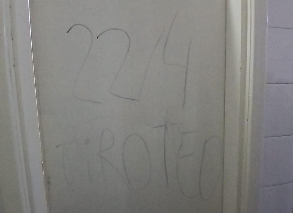 Amenaza en la puerta de uno de los baños del colegio Nueva Pompeya.