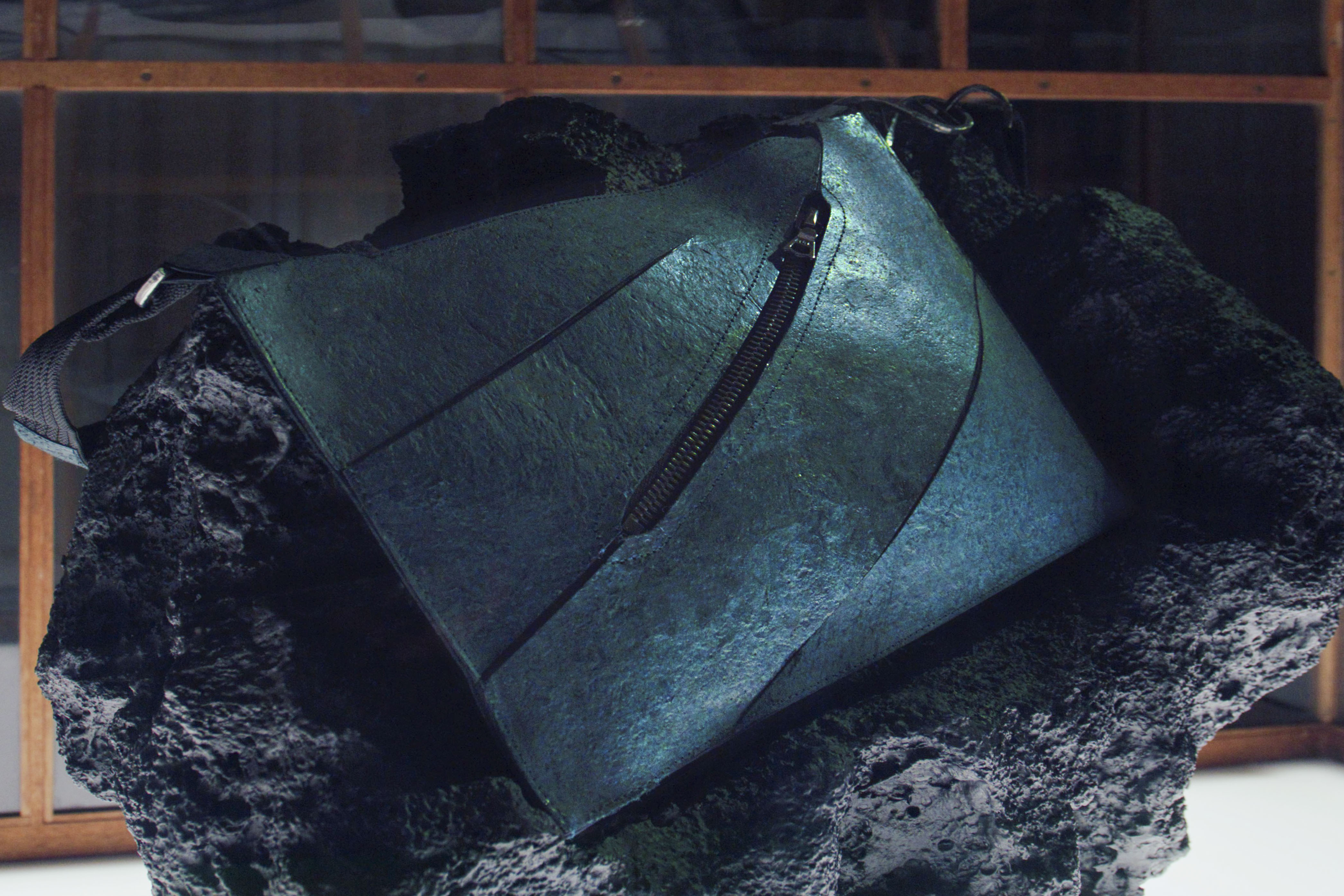 Vista del bolso elaborado con cuero cultivado en laboratorio a partir de proteínas reconstruidas del T-Rex. Foto: EFE | © Lab-grown Leather Ltd | Bsf.