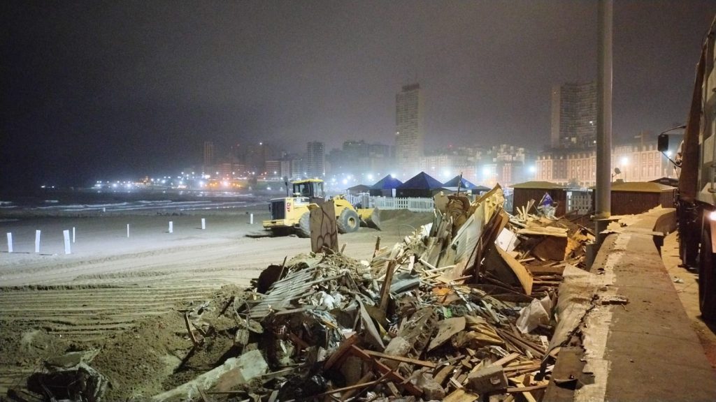 Topadoras arrasaron con la Feria de la Bristol: no quedó nada en pie Topadoras arrasaron con la Feria de la Bristol: no quedó nada en pie