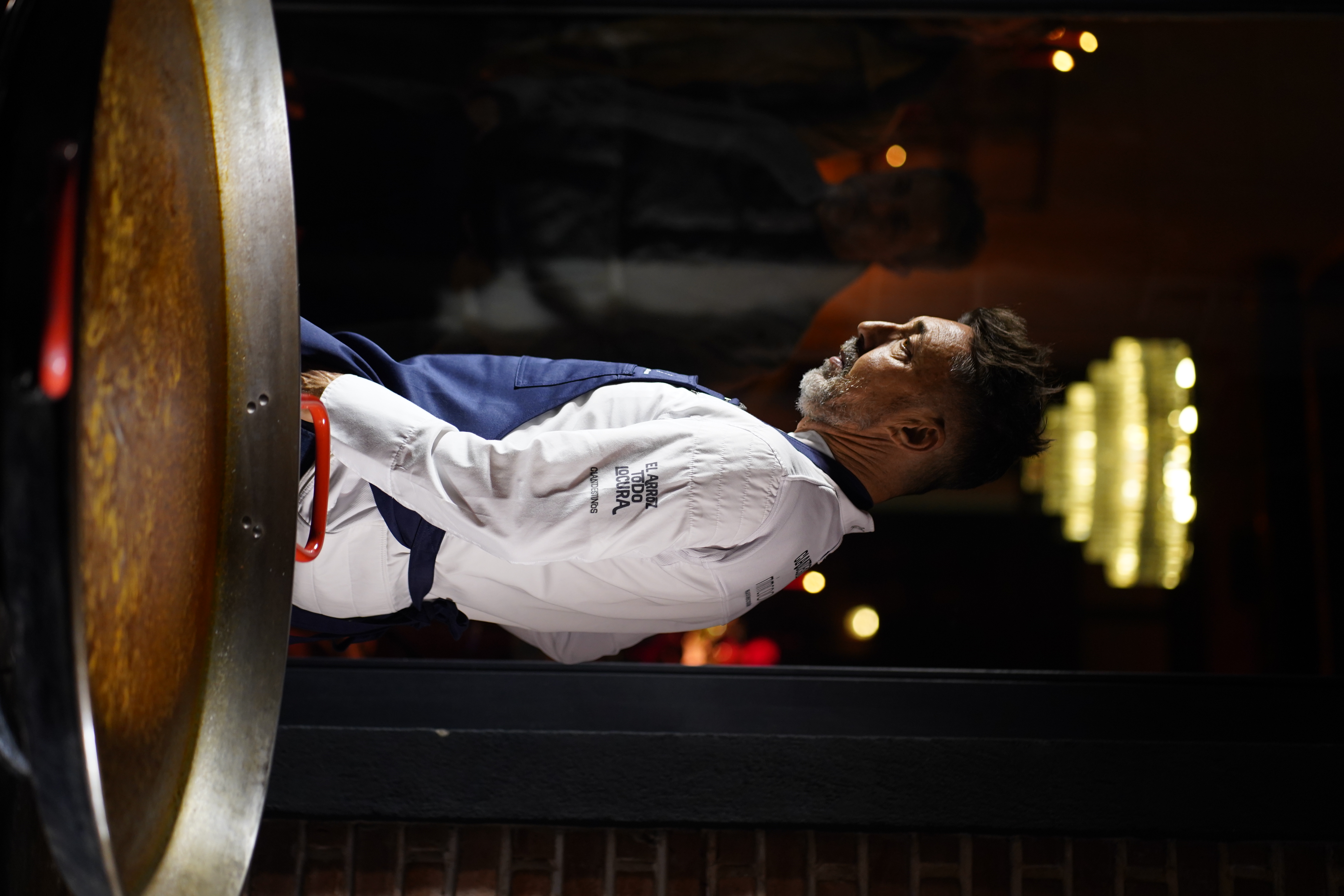 Eduardo Torres y la paella. Foto: gentileza Lole Mairal | Del Salitre.