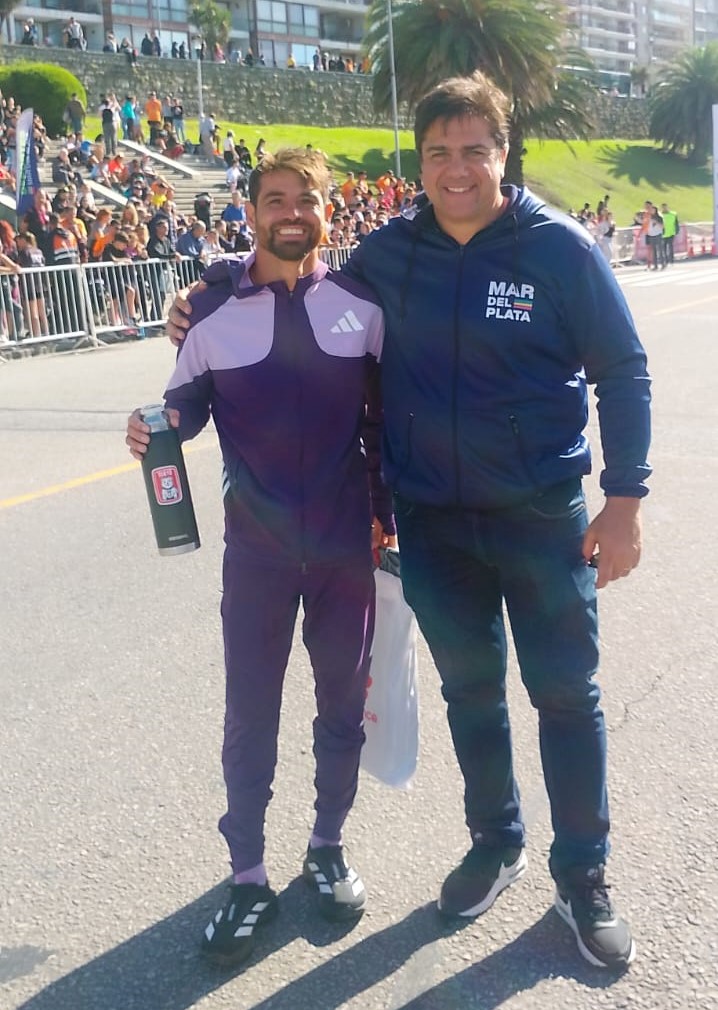 Félix Sánchez junto al presidente del Emder, Sebastián  D'Andrea, en la zona de llegada del maratón.