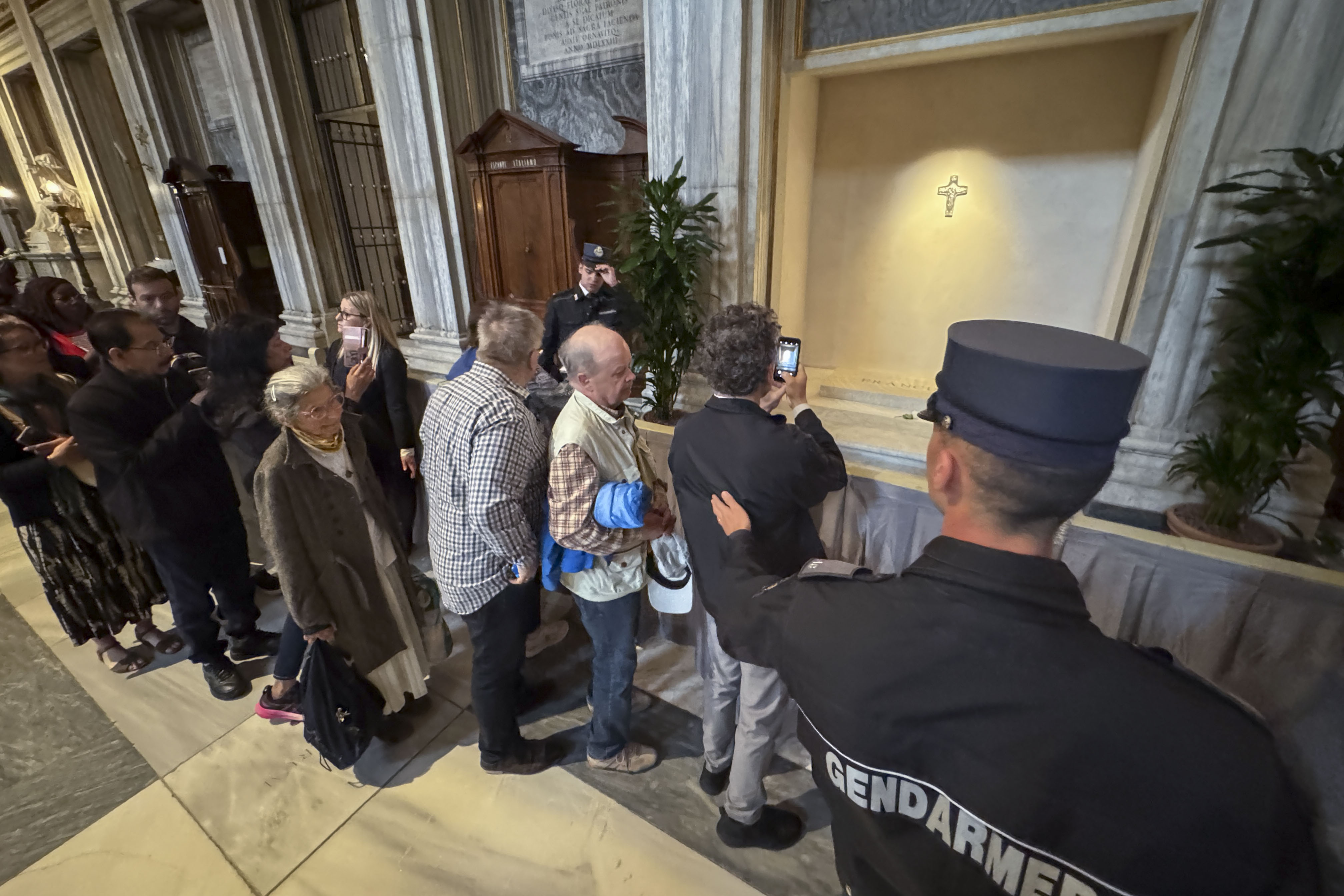  Fieles de todo el mundo acuden a la tumba del papa Francisco, en Roma. Foto: EFE | Daniel Cáceres.