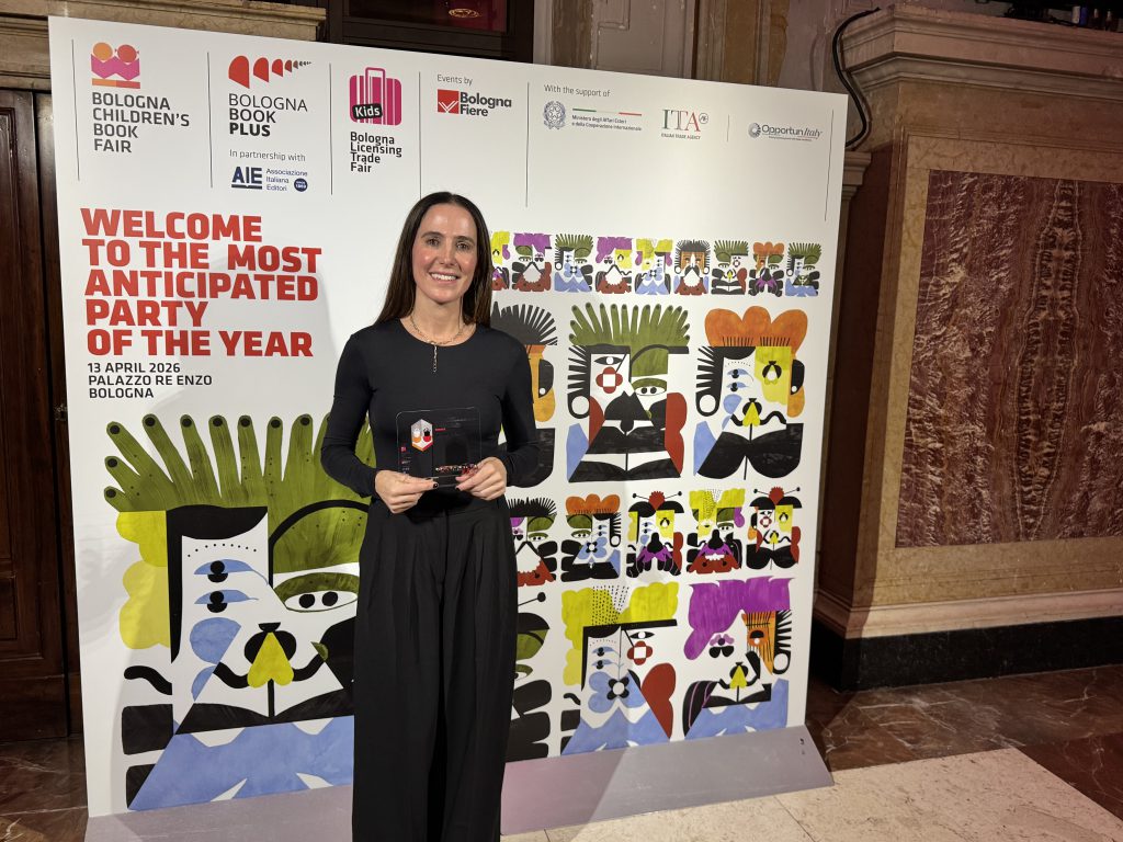 Celina Alonso, directora editorial de Lecturita, con su premio en la Feria del Libro de Bolonia.