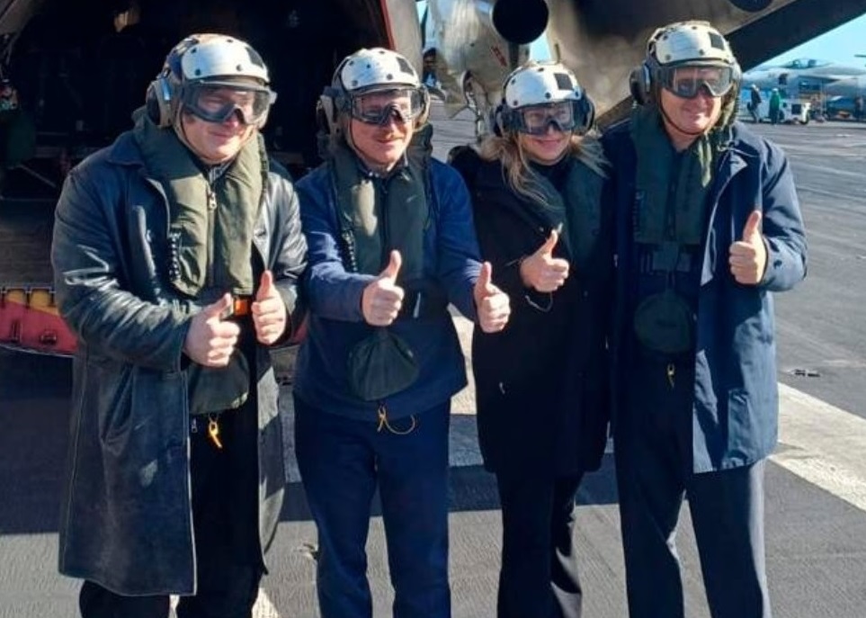 Milei junto a la comitiva oficial.