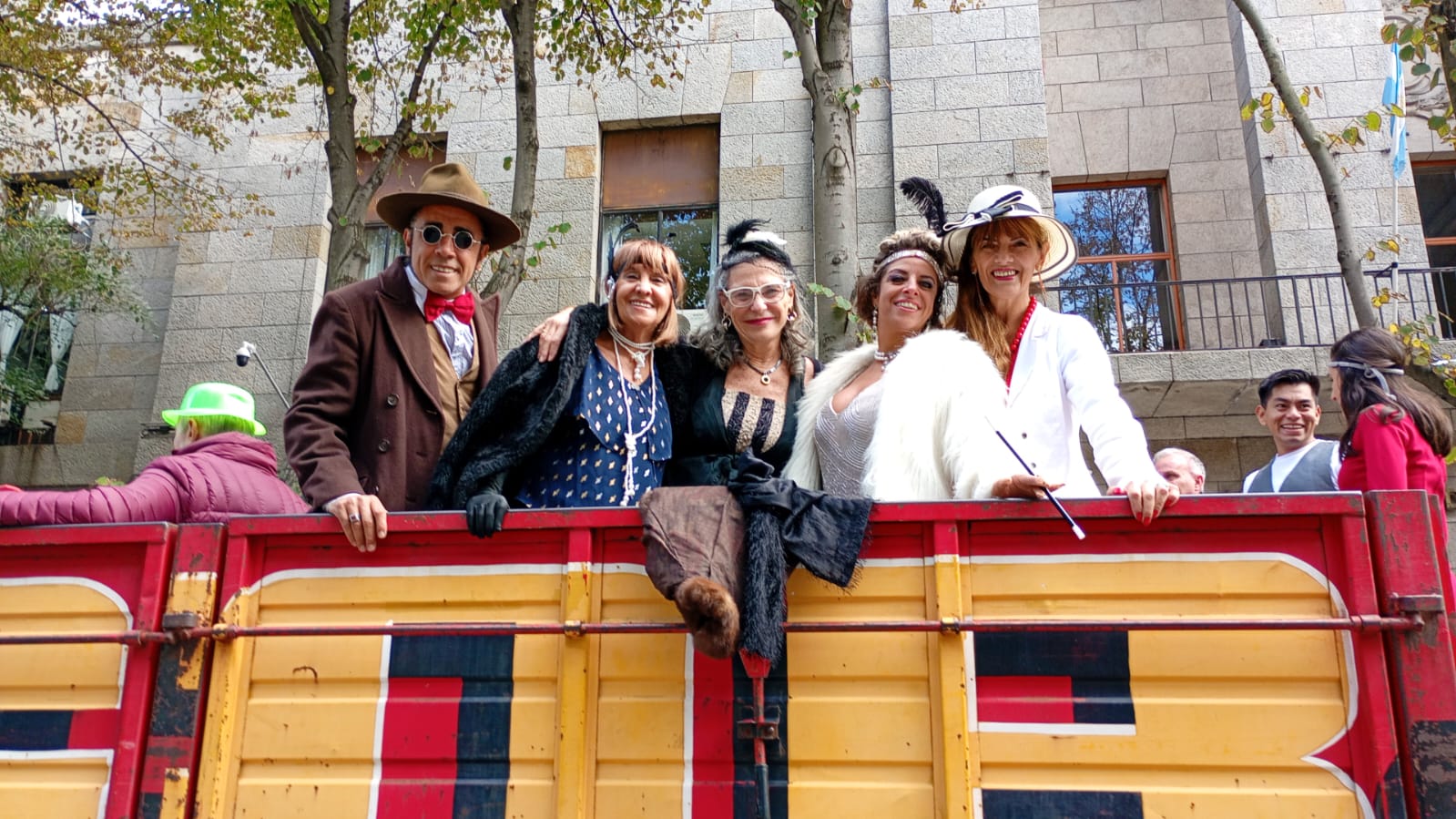 Bailarines y bailarinas de swing.