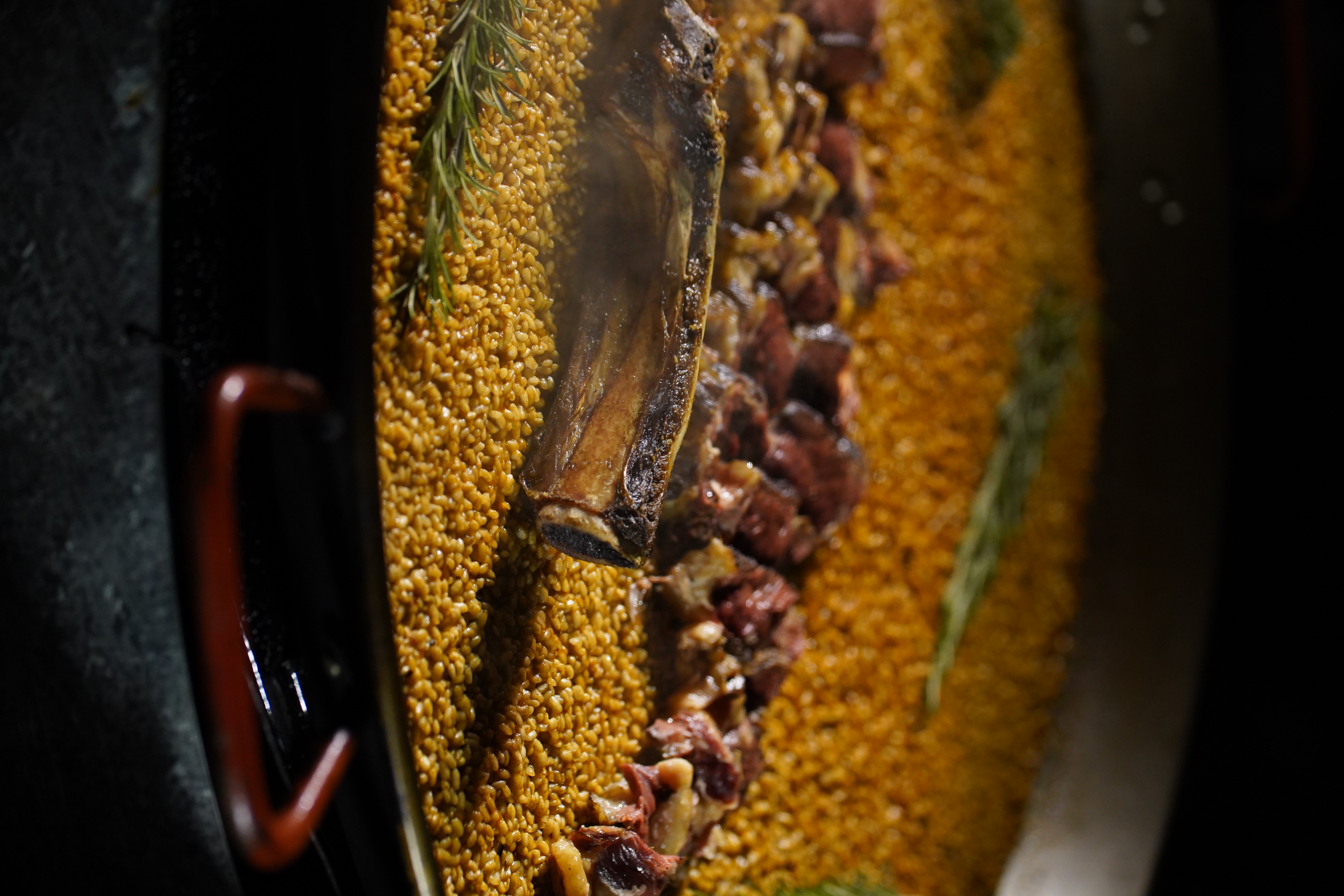 Arroz español y carne argentina, la fusión de dos tierras, en una de las paellas elaboradas por Eduardo Torres. Foto: gentileza Lole Mairal | Del Salitre.