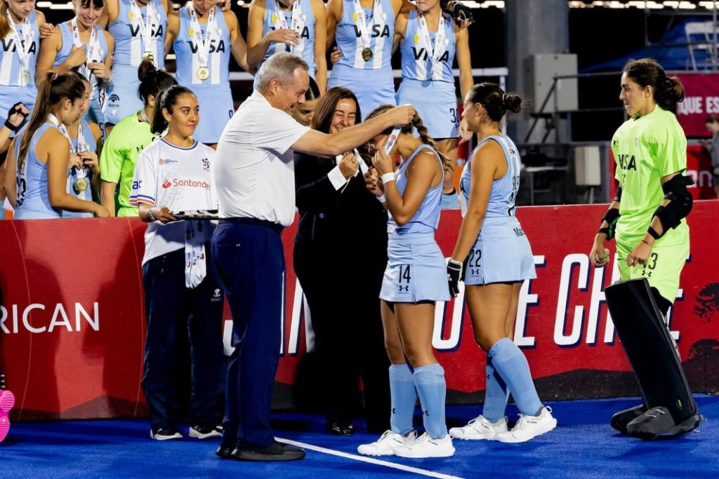Pilar recibe la medalla dorada en Santiago de Chile. La marplatense sumó otra gran experiencia con el seleccionado juvenil.