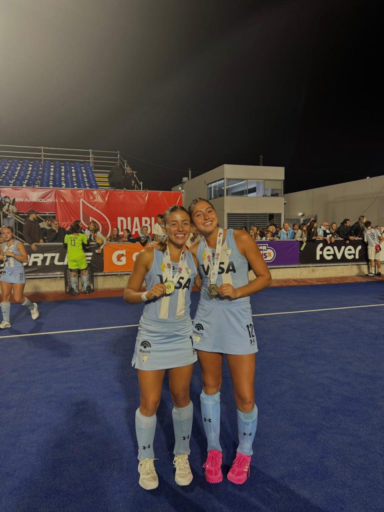 Pilar posa con la medalla junto a Bárbara Raposo.