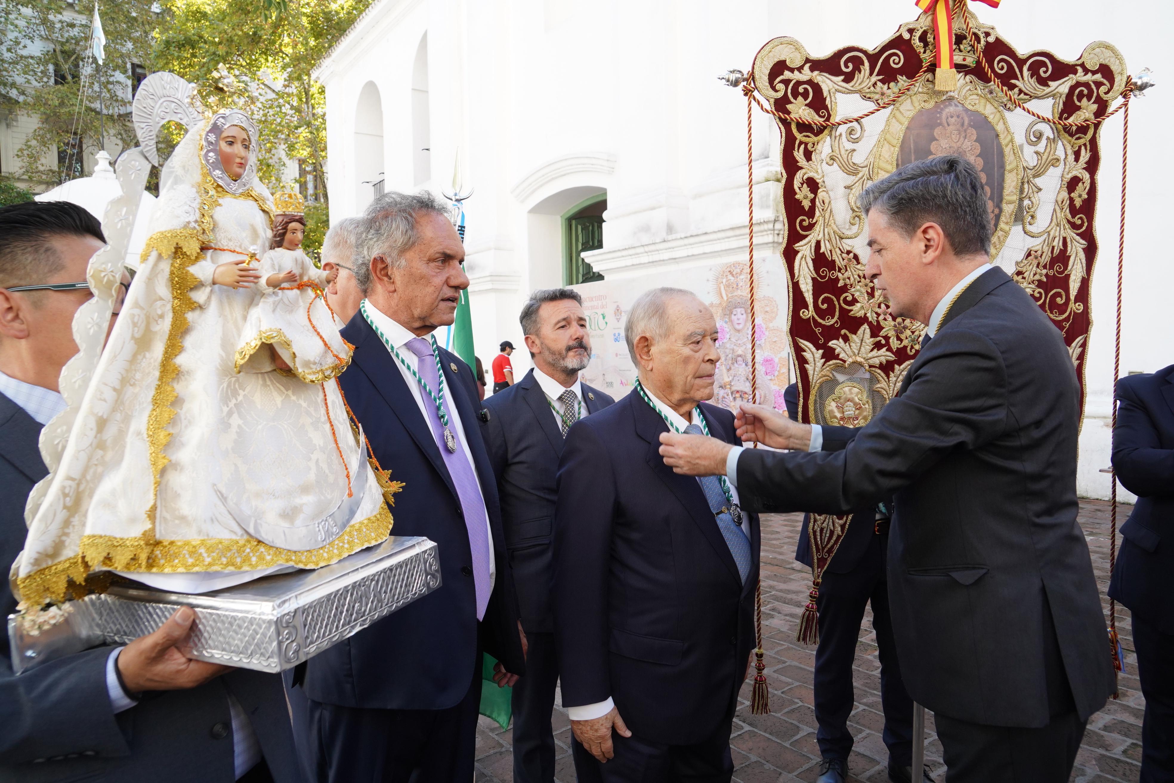 El presidente de la Hermandad Matriz de Almonte, Santiago Padilla le entregó la condecoración de la virgen del Rocío a Florencio Aldrey. 