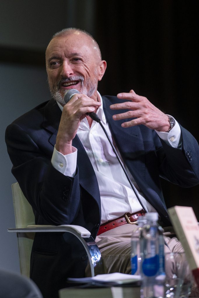 Arturo Pérez-Reverte, durante su presentación en la Feria Internacional del Libro de Buenos Aires, junto a Jorge Fernández Díaz. 