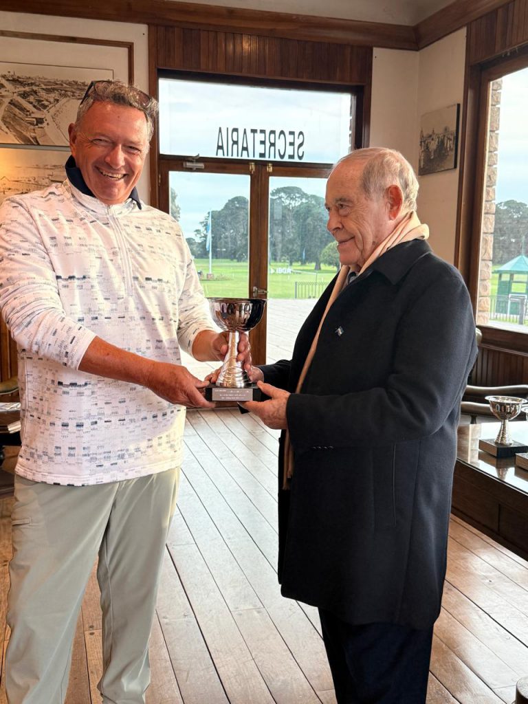 Pablo Bianchi, segundo en la categoría de 10.0 a 16.9, recibe su premio de manos de Florencio Aldrey.
