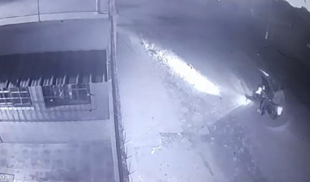 El ataque quedó registrado por una cámara de seguridad.
