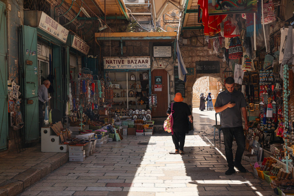Gente caminando por una de las calles de la Ciudad Vieja de Jerusalén. Foto: EFE | Magda Gibelli.