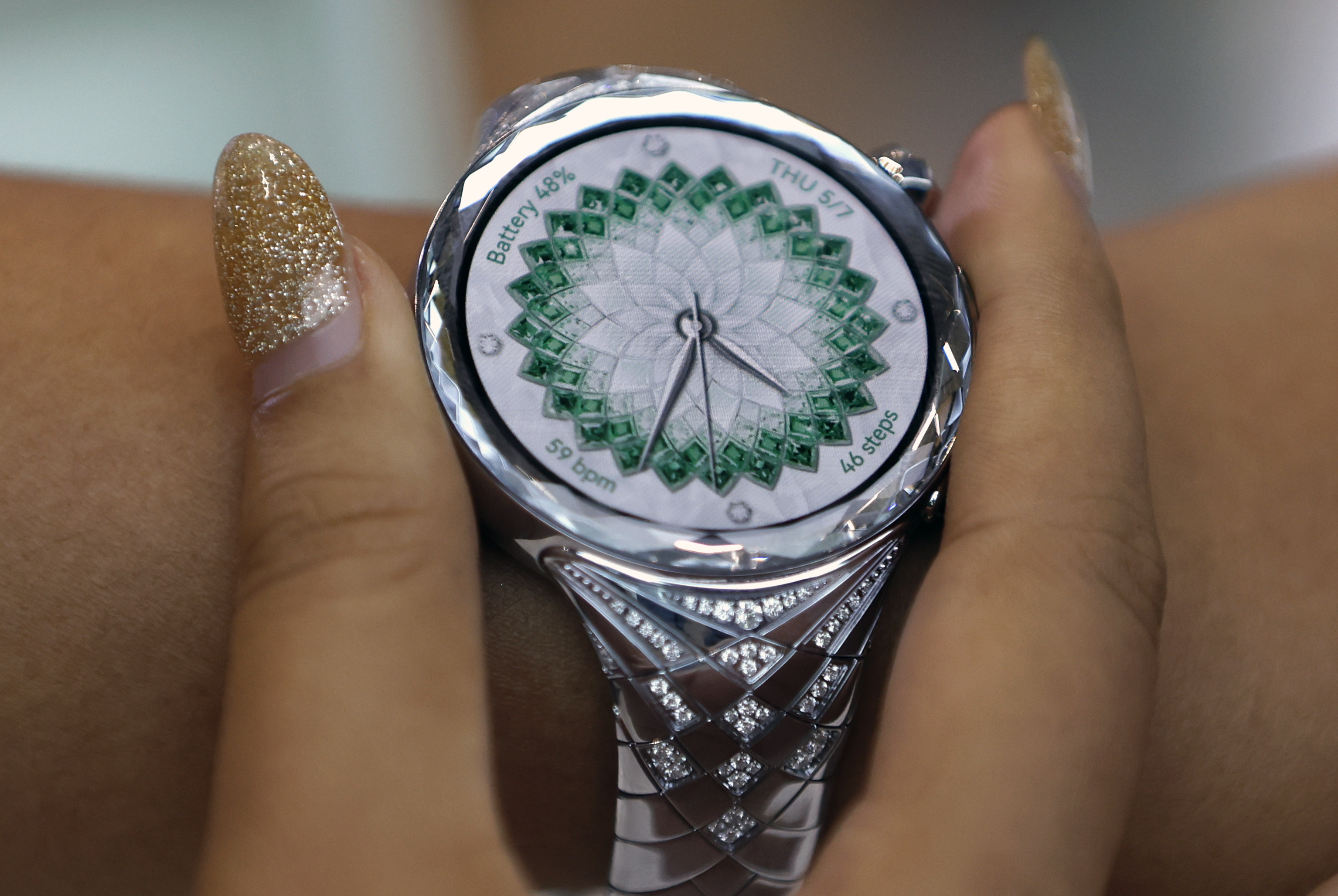 Vista del Huawei Watch Ultimate Design Spring Edition, una de las novedades lanzadas al mercado por Huawei. Foto: EFE | EPA | Rungroj Yongrit.