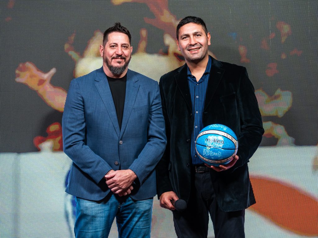 Foto: Prensa LNB Leonardo Gutiérrez, el jugador más ganador de la Liga junto a otro integrante de la Generación Dorada, Andrés Pelussi.