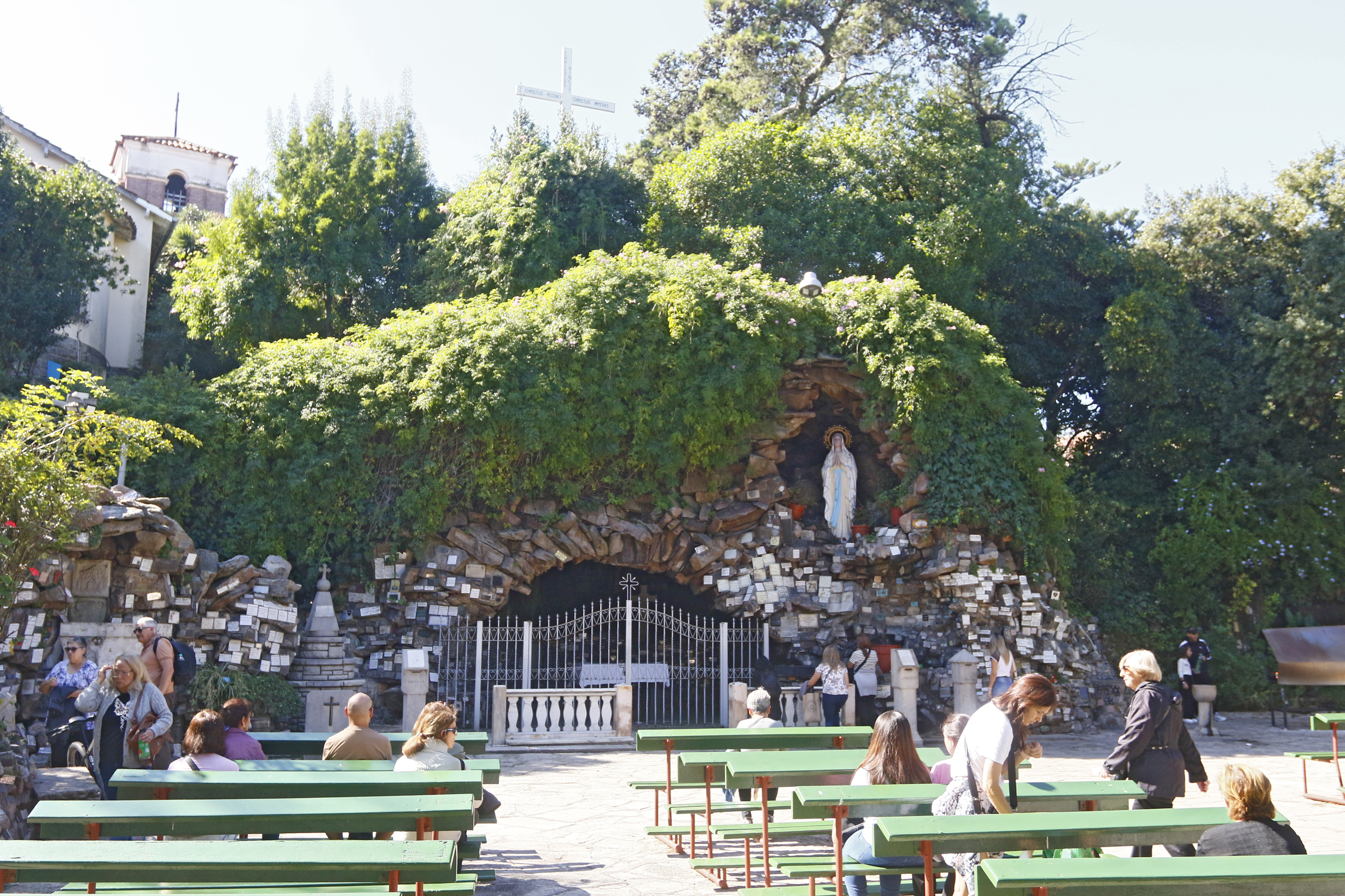 Nacida en 1937 en una antigua cantera portuaria, la Gruta de Lourdes, lugar de peregrinación y símbolo de fe, forma parte de la tradición marplatense.