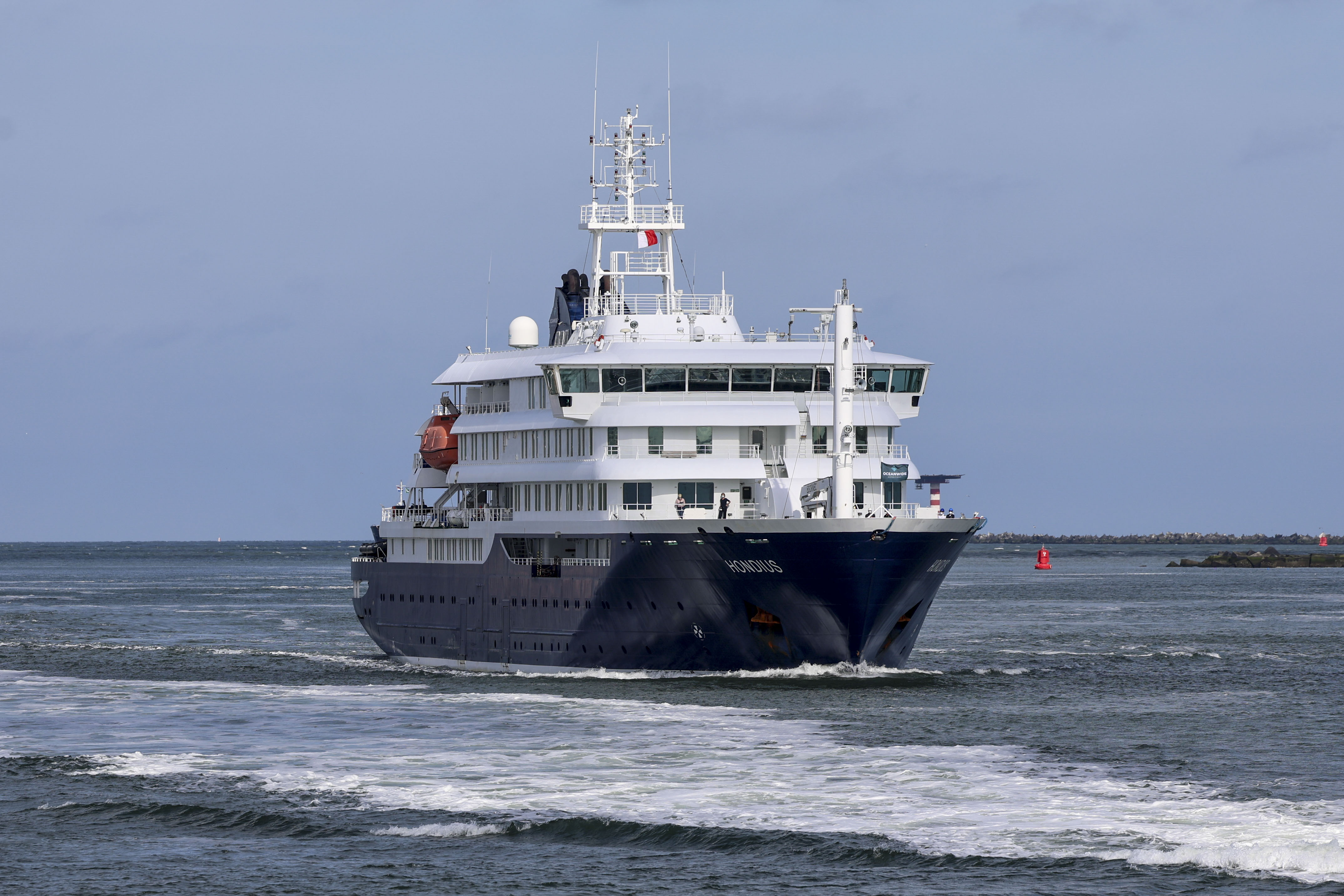 El crucero neerlandés MV Hondius llegó al puerto de Róterdam, donde fue sometido a tareas de limpieza y desinfección por el brote de hantavirus que tuvo logar a bordo. Foto: EFE | Pablo Garrigós.