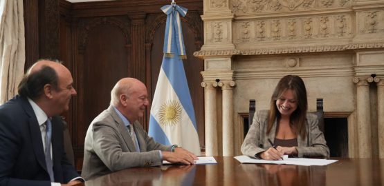 La ministra Sandra Pettovello firmando el acuerdo con la empresa marplatense Cabrales.