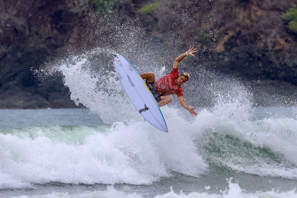 Foto: Pasasurf.org/Philippe Demarsan Excelente maniobra "aerial" de Thiago Passeri en Playa Venao.