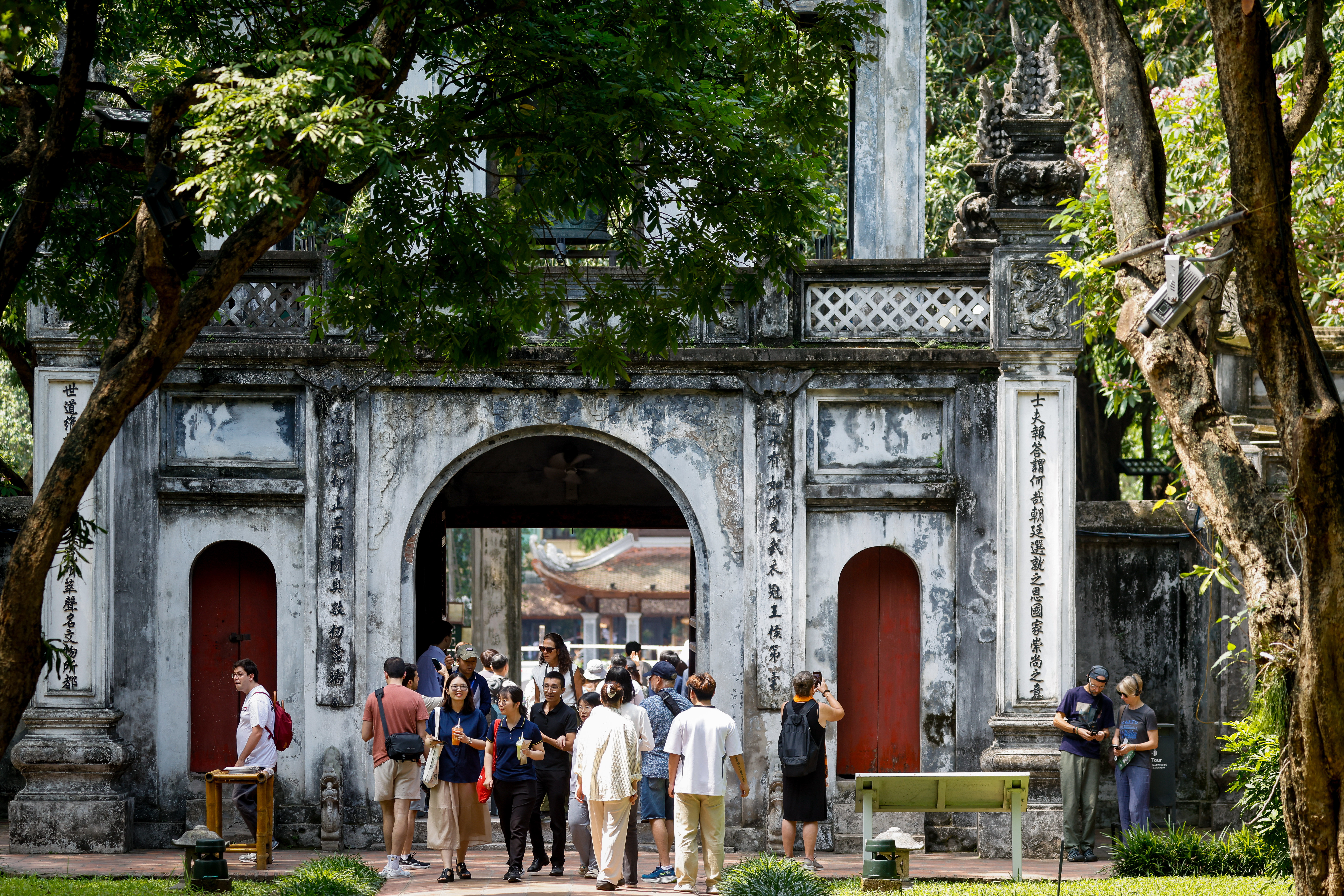 Turistas visitan el Templo de la Literatura en Hanai, Vietnam. Foto: EFE | EPA | Luong Thai Linh.