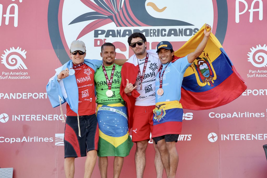 Foto: Pasasurf.org/Philippe Demarsan Los medaliistas masculinos en tabla corta, con el marplatense Thiago Passeri. 