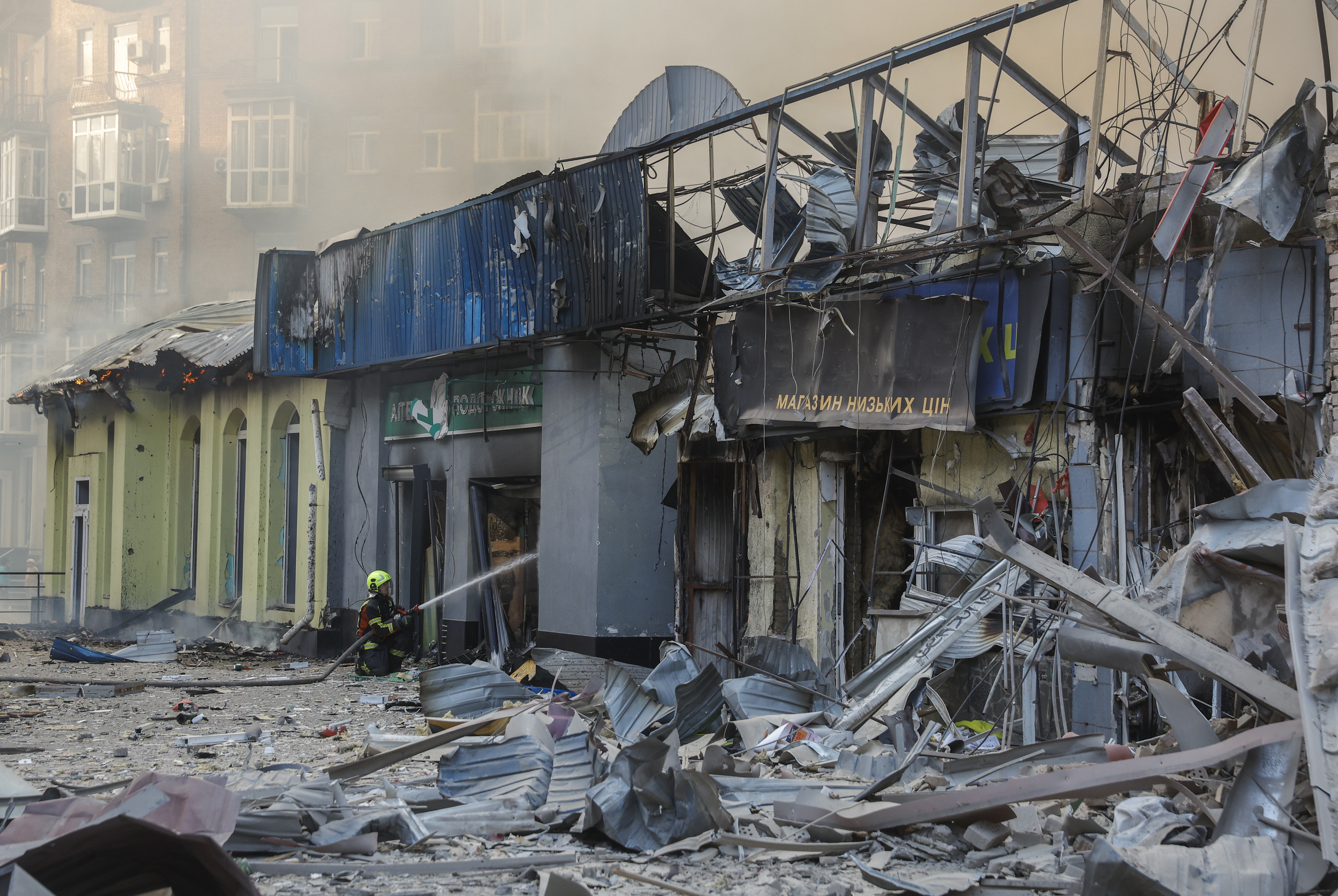  Un rescatista ucraniano trabaja en el lugar de un ataque ruso contra un centro comercial en Kiev, Ucrania. Foto: EFE | EPA | Sergey Dolzhenko.