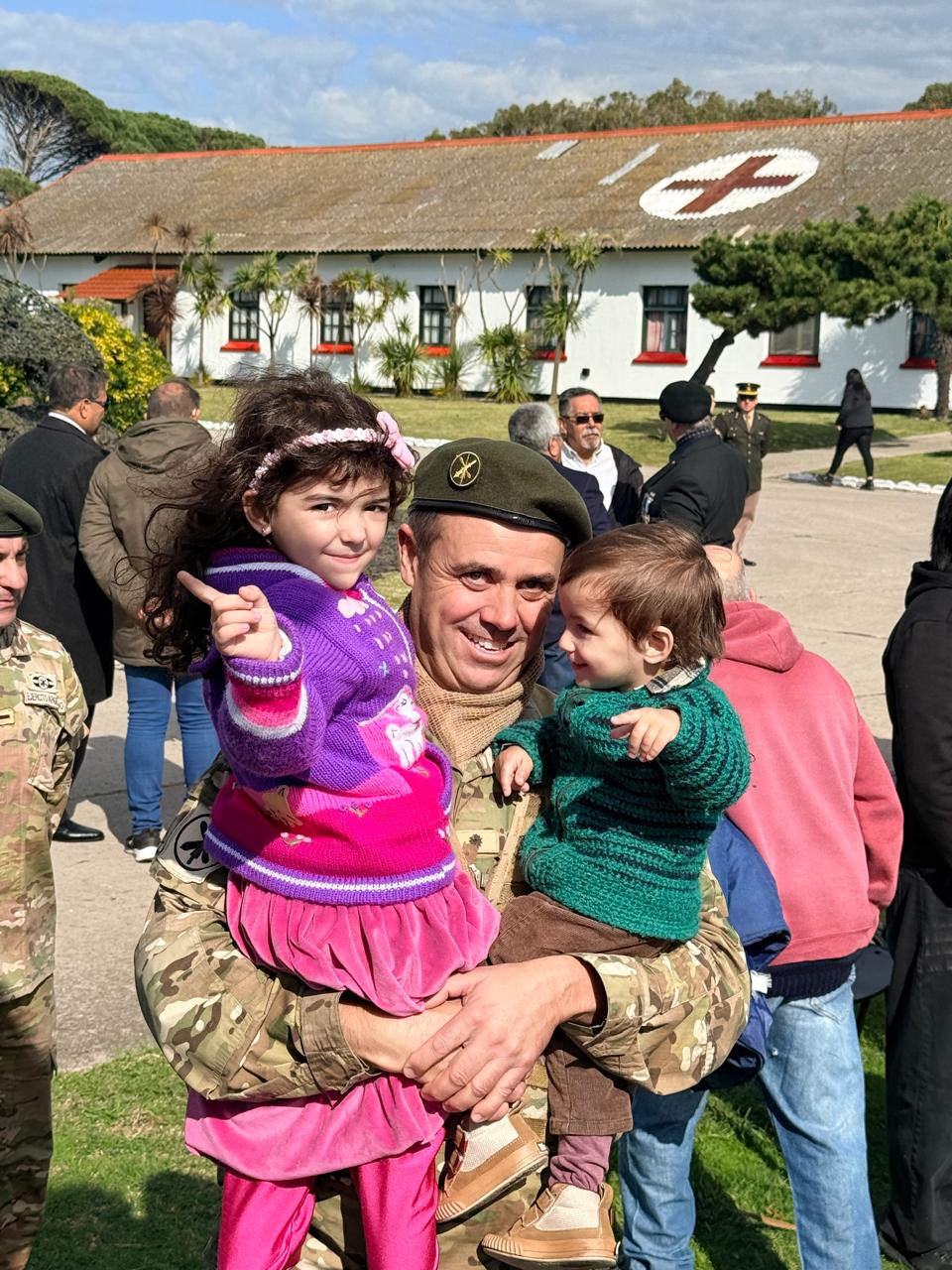 El teniente coronel García junto a dos de seis seis hijos, Giuliana e Ignacio. 