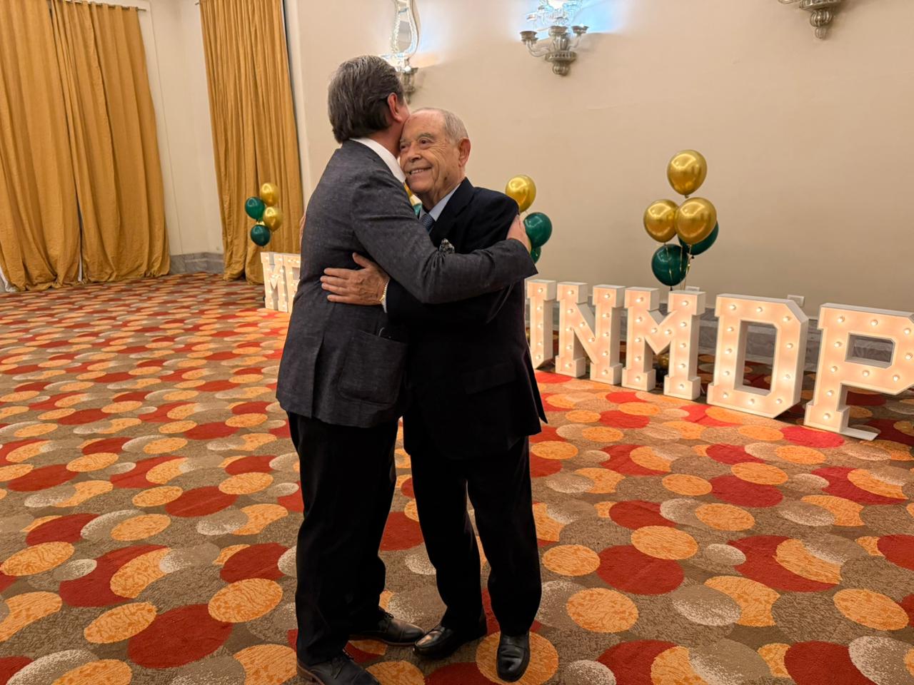 Florencio Aldrey felicitó al decano de la Facultad de Medicina de la UNMDP, Adrián Alasino.
