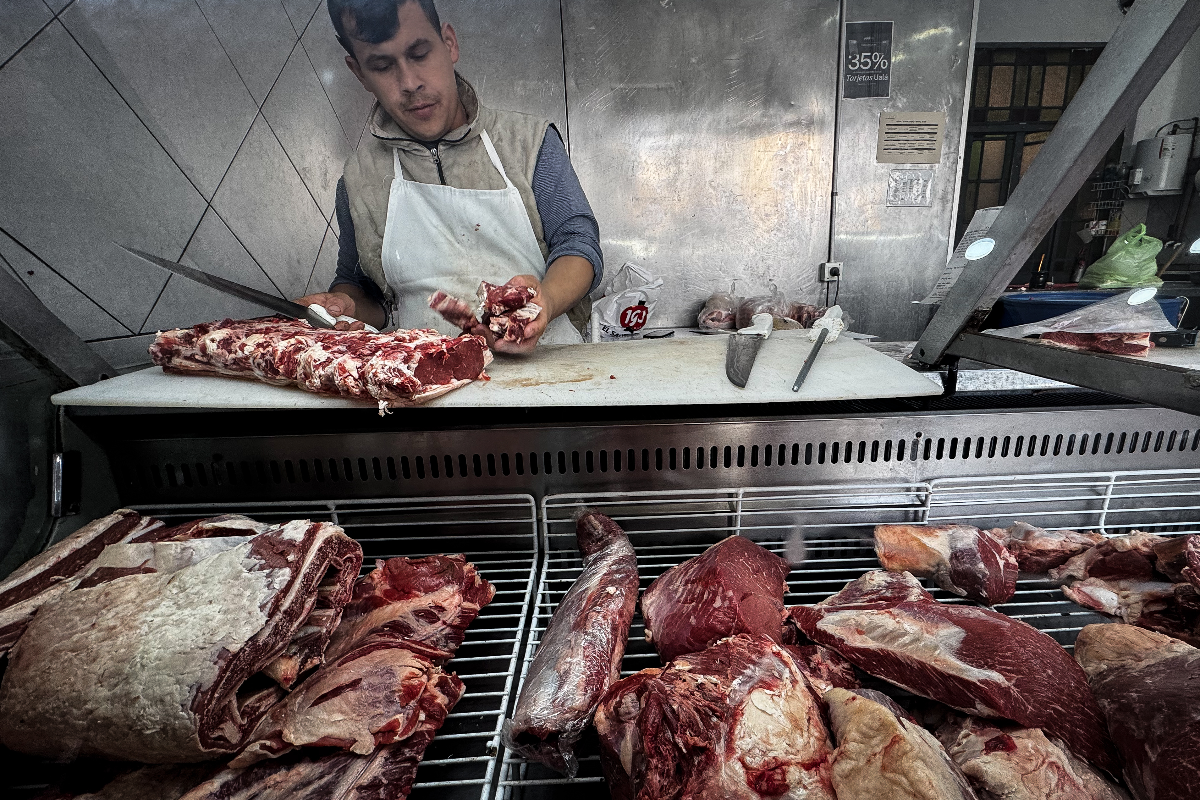 Un carnicero trabaja con un corte de bife de chorizo. Foto: EFE | Juan Ignacio Roncoroni.
